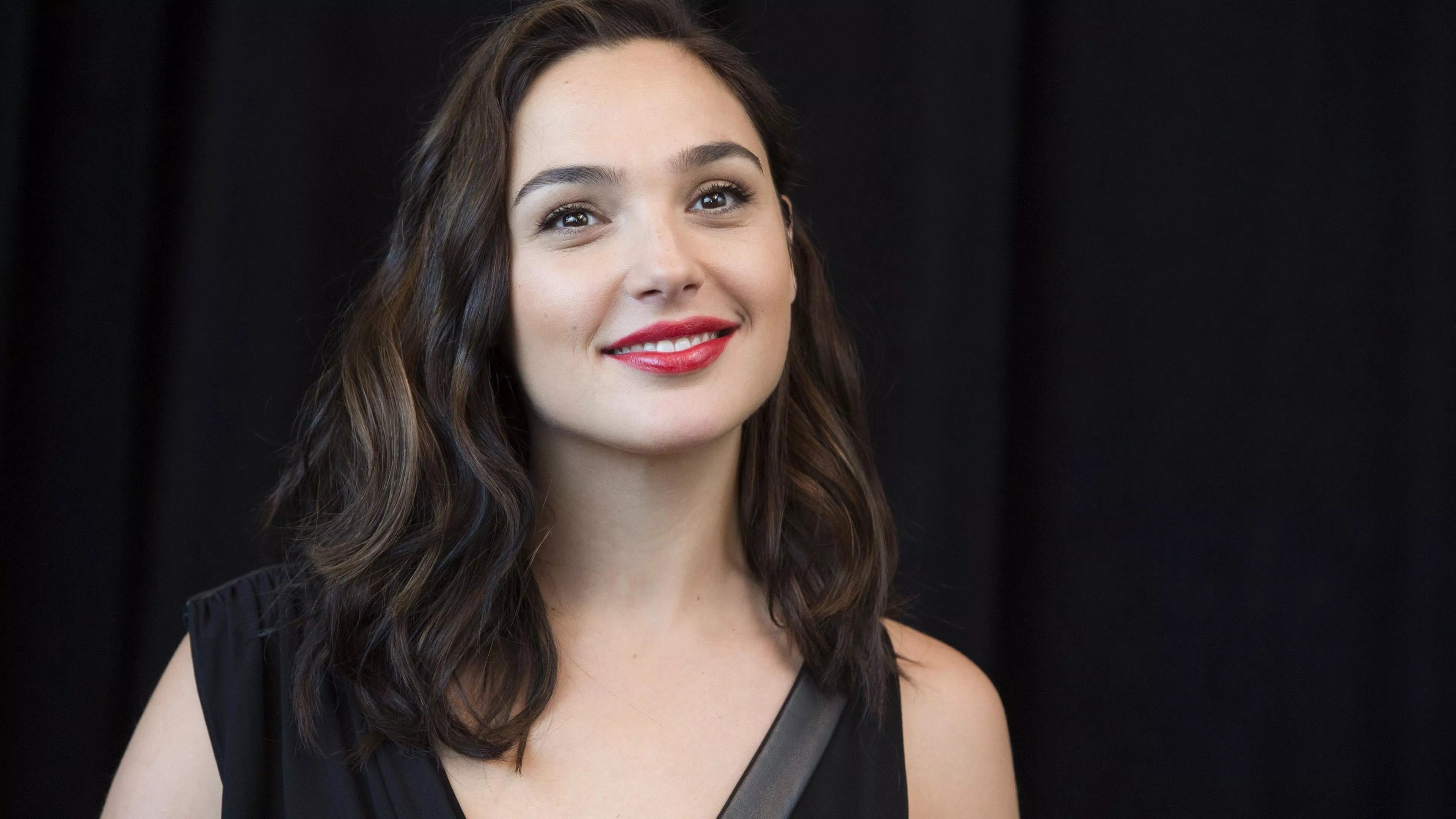 Gal Gadot With Cute Smile In Black