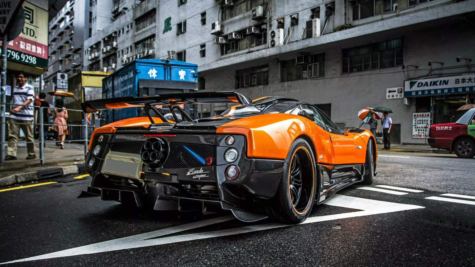 Strong car Pagani Zonda Cinque Desktop