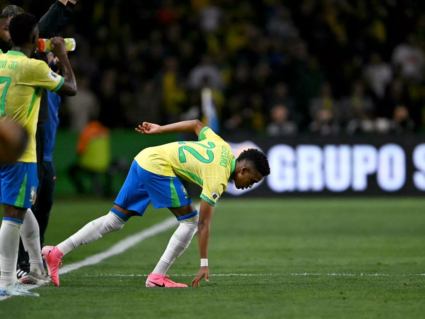 Willian makes senior debut for Brazil