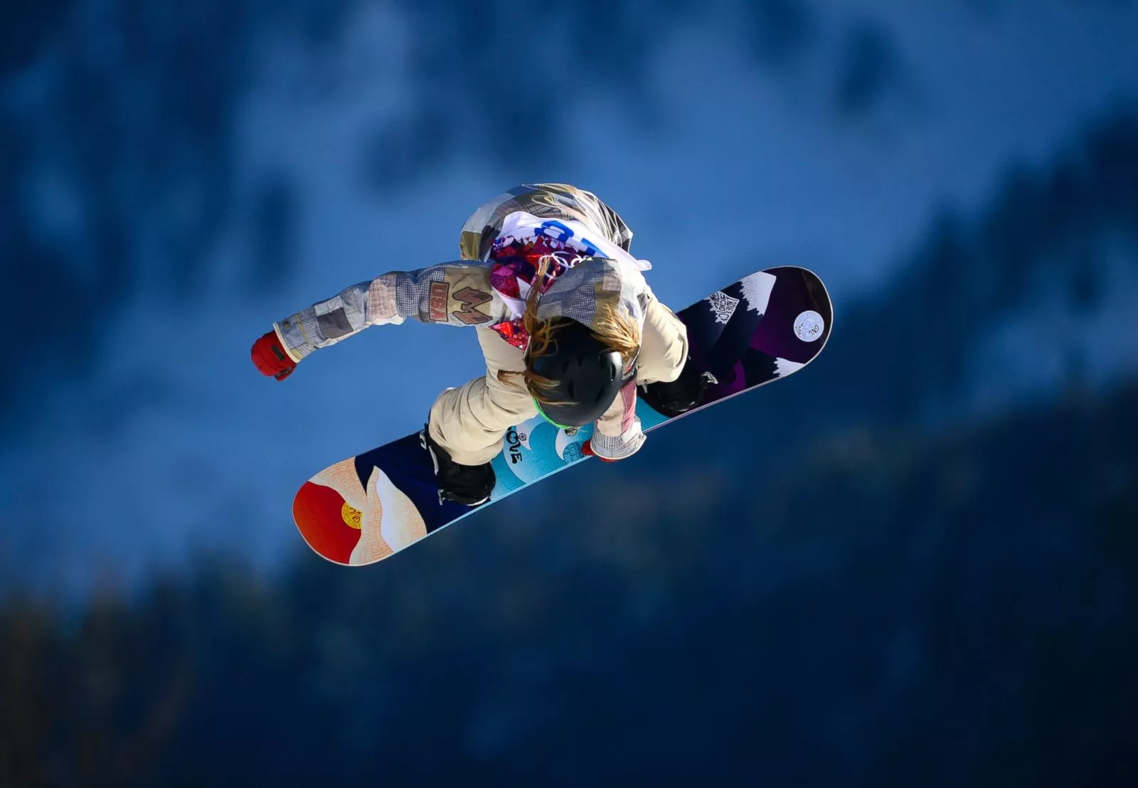 Mindblowing Image of Snowboarders