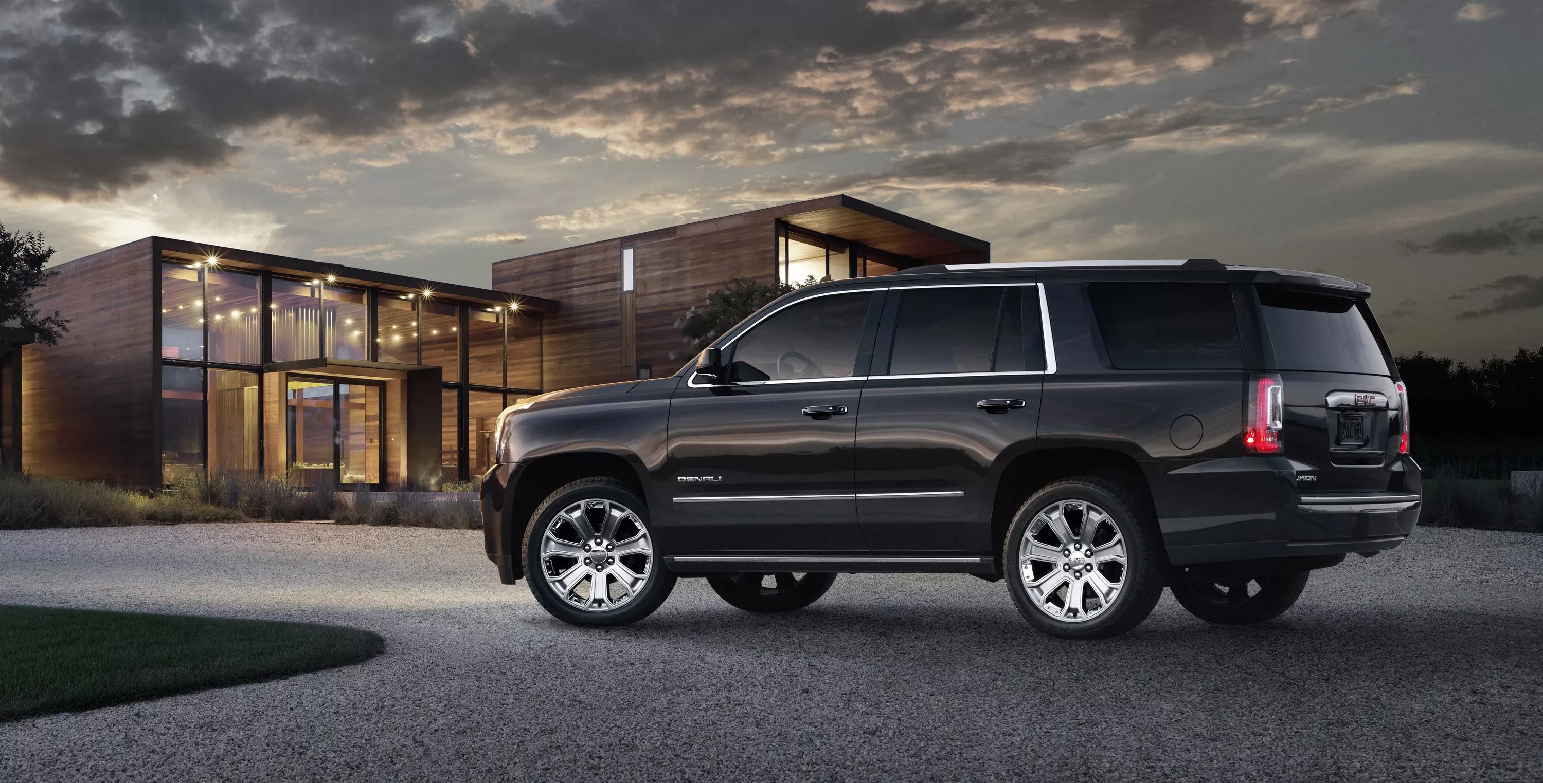 GMC Yukon Denali 13 of 16