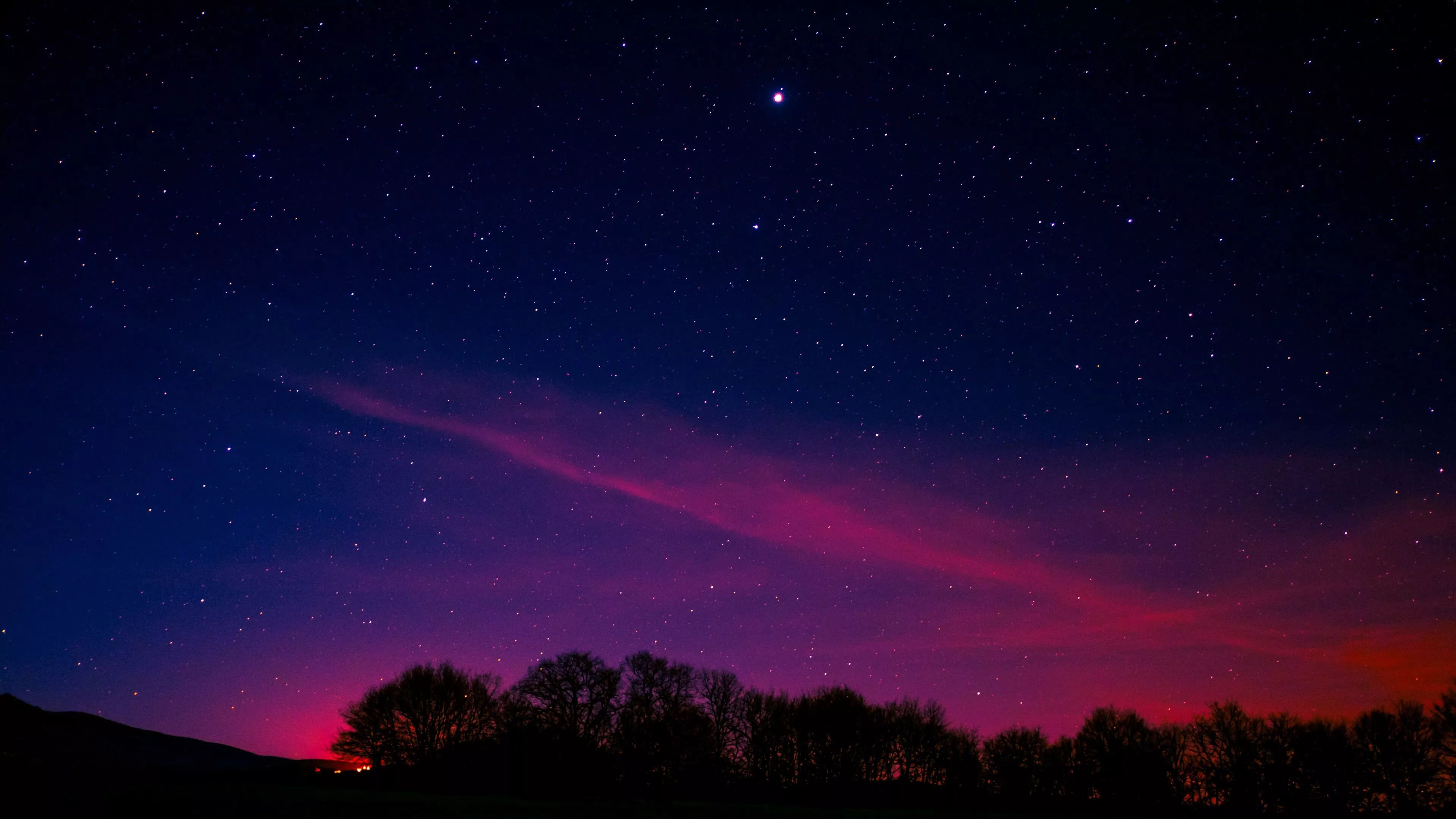 Minimal Night Pink Aurora Long Exposure