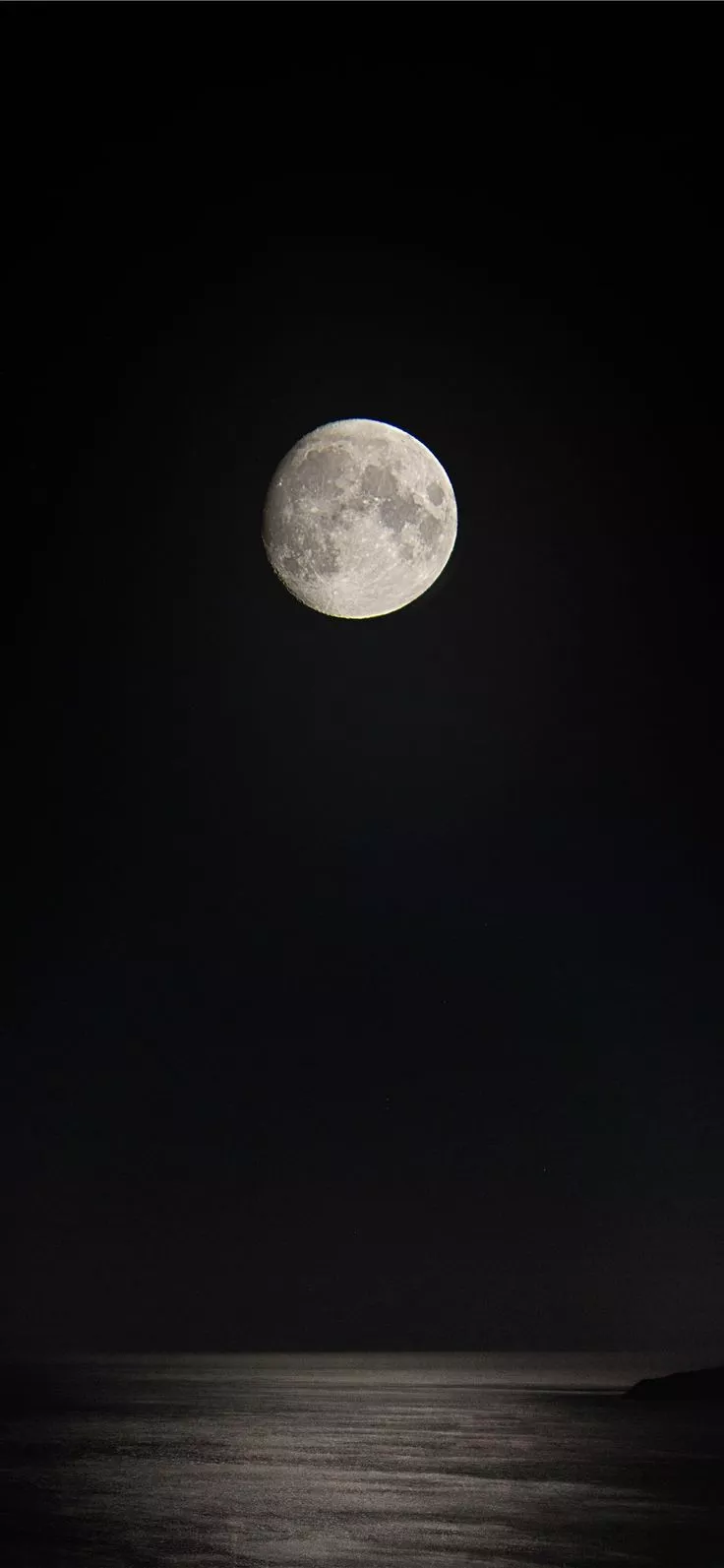 full moon over the sea iPhone 11 Wallpaper