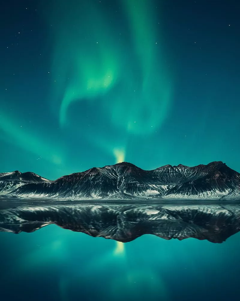 HD mountain lake and northern lights