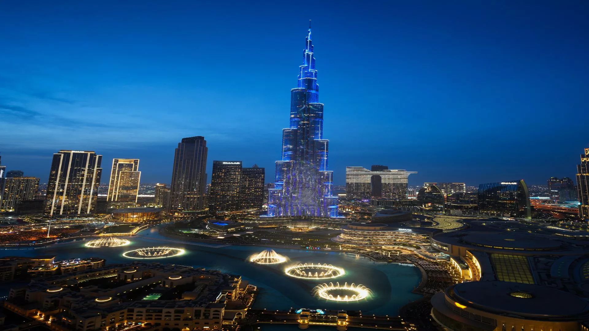 Dubai Fountain Undergoes A Stunning
