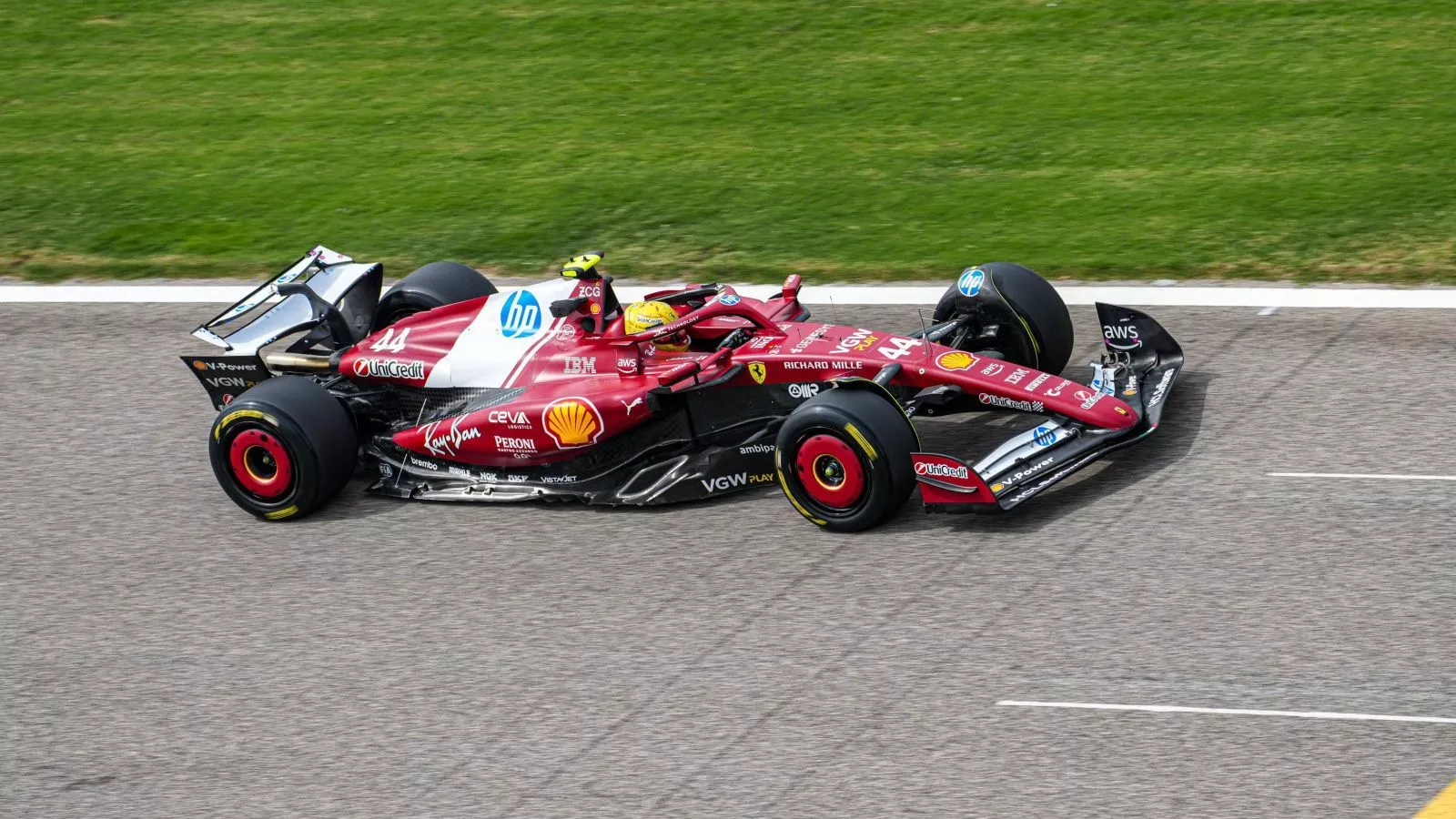 Lewis Hamilton issues important update