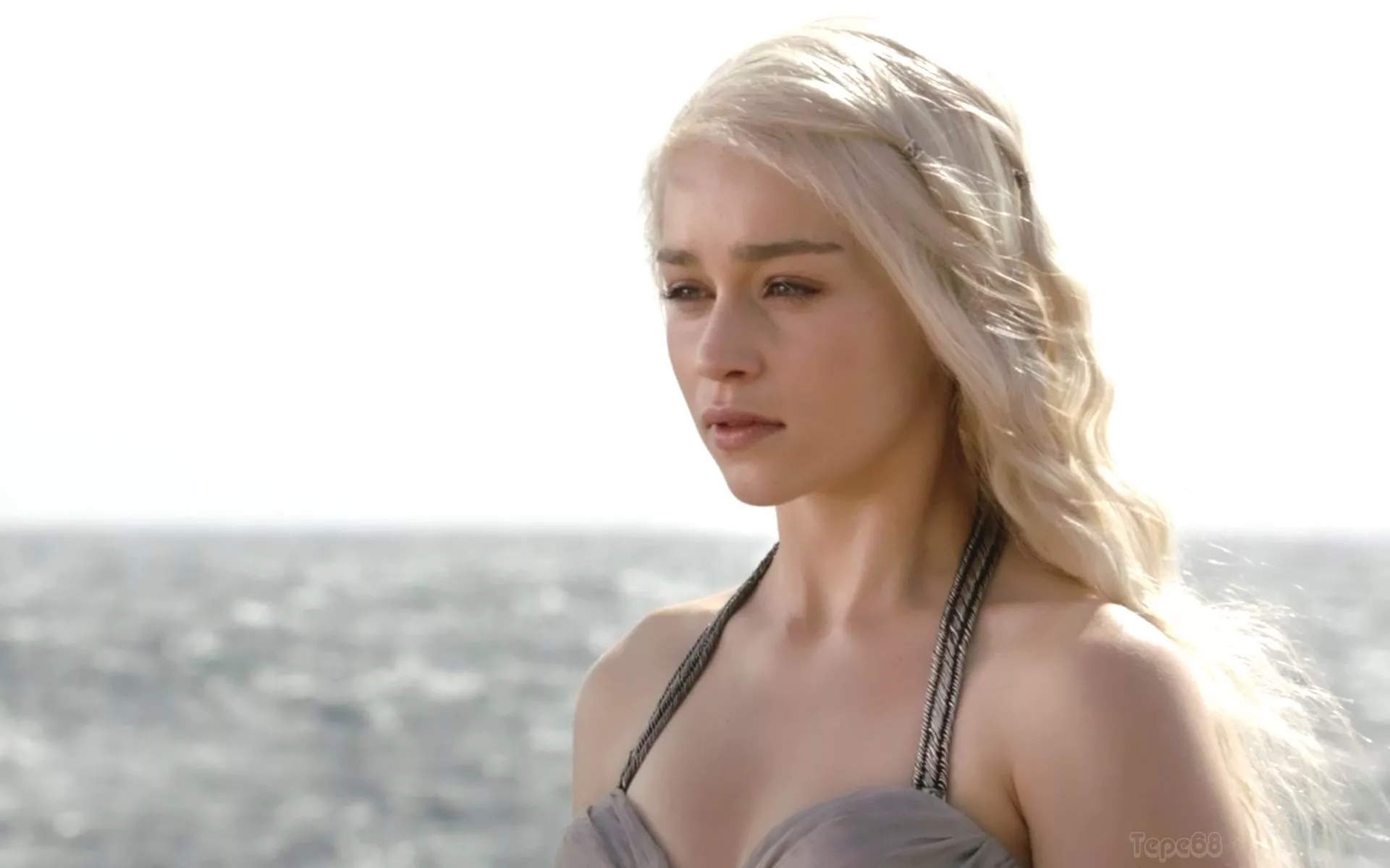 Emilia Clarke Blonde Look Pics