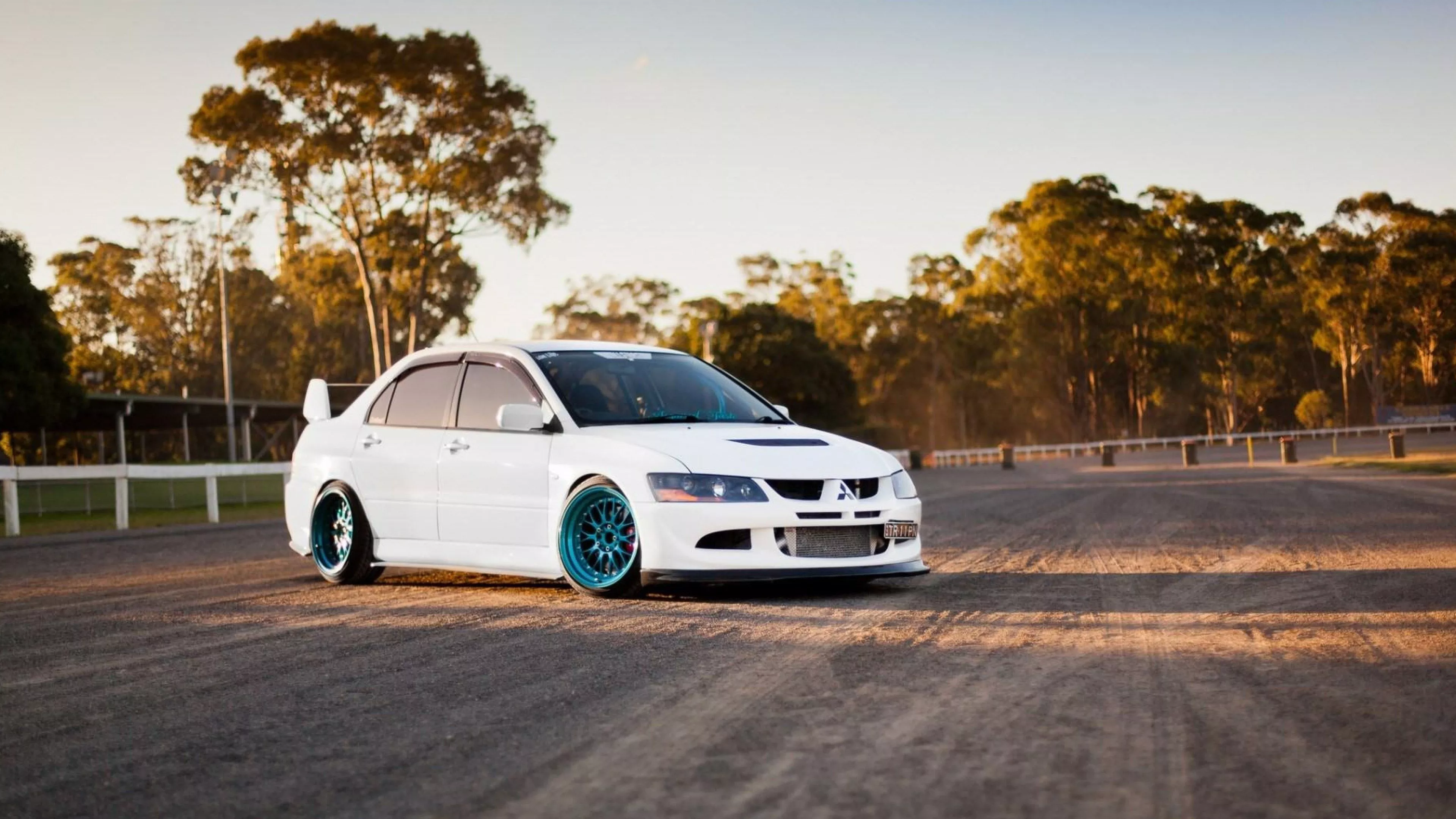 White Mitsubishi Lancer Evolution JDM