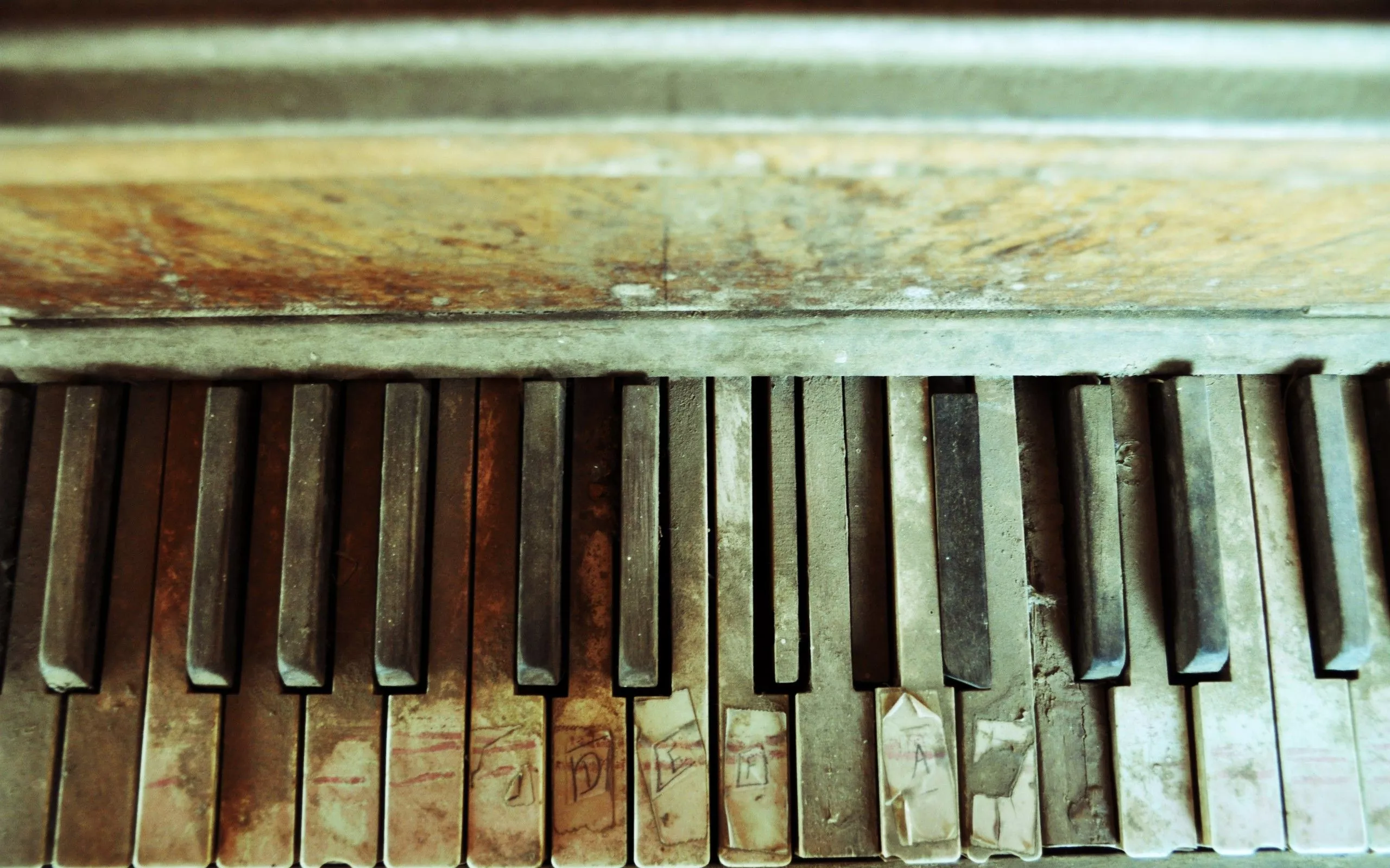 Abandoned Piano Desktop wallpaper