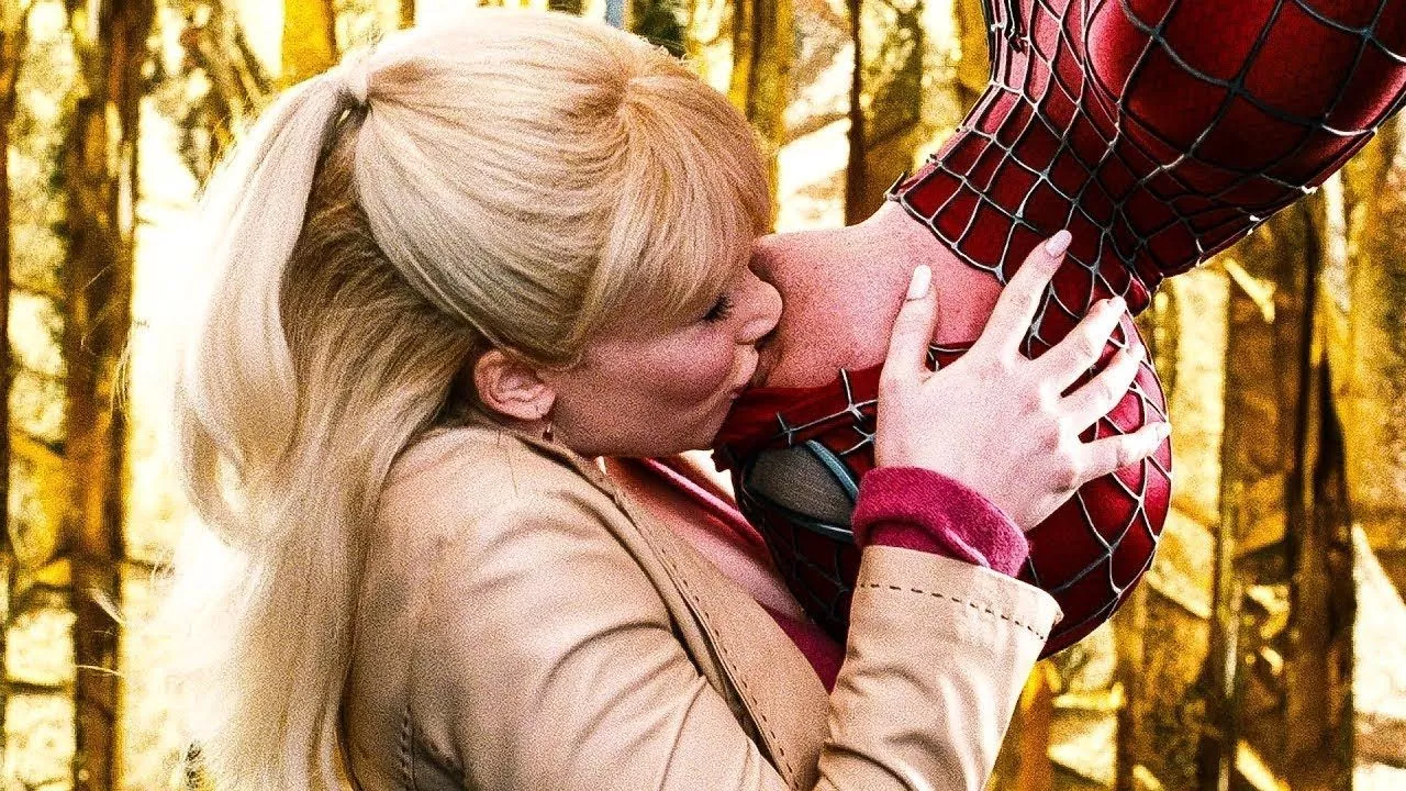 Gwen Stacy Upside Down Kiss Scene