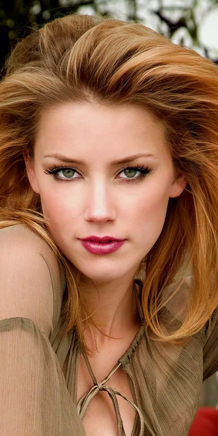 Celebrity Amber Heard Phone Wallpaper