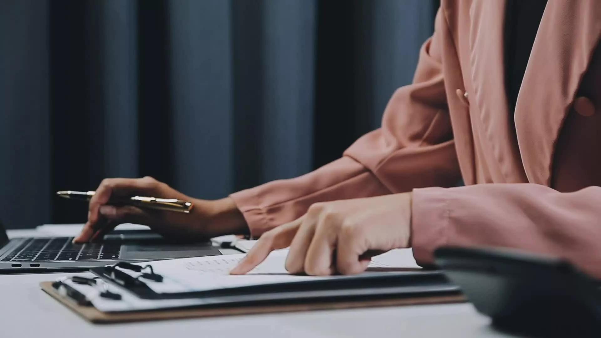 employee operator in help desk agency