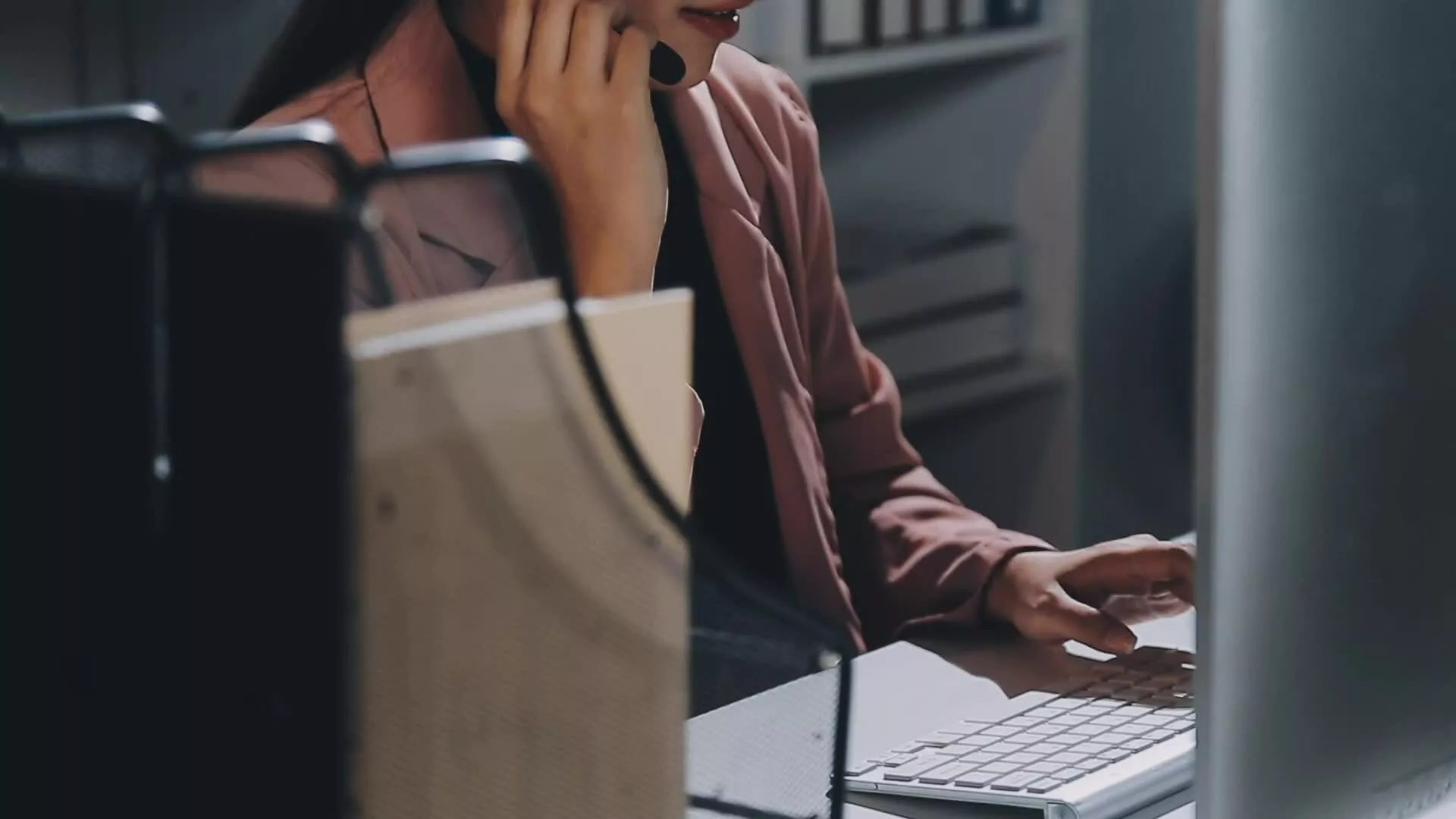 employee operator in help desk agency