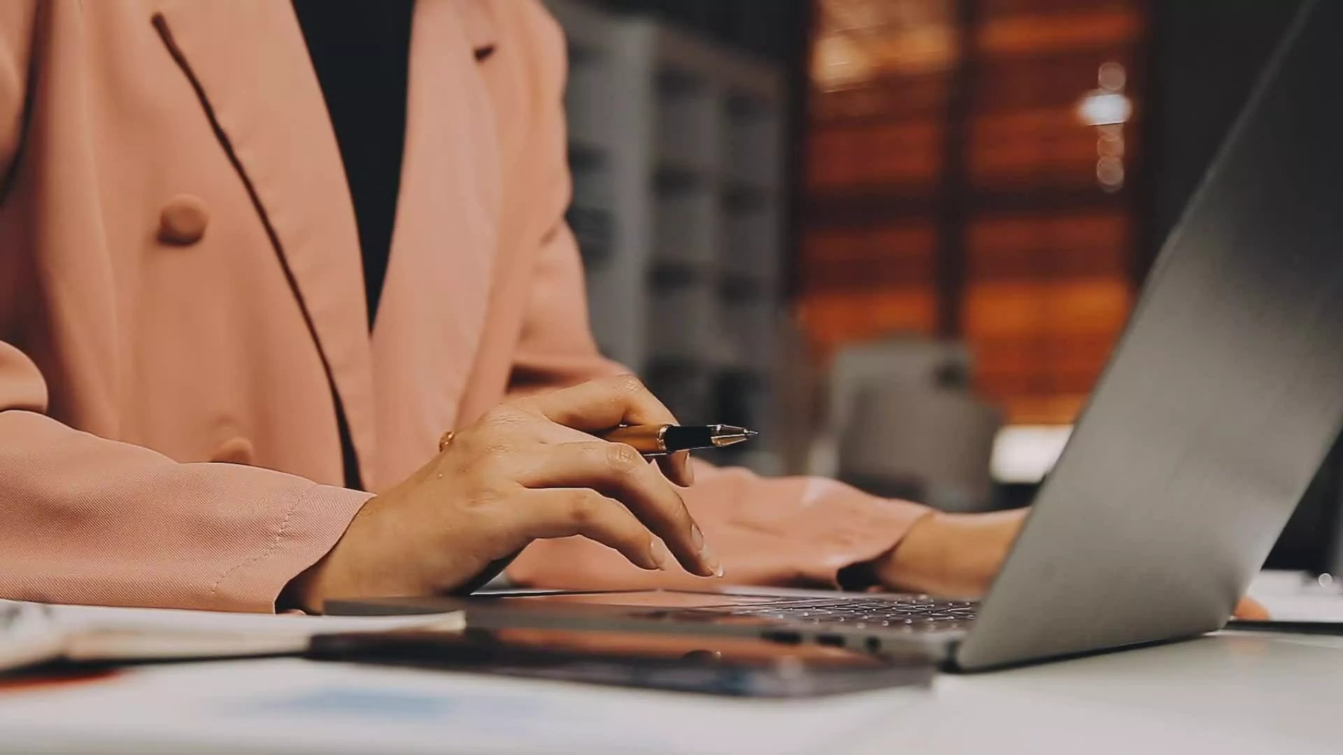 employee operator in help desk agency