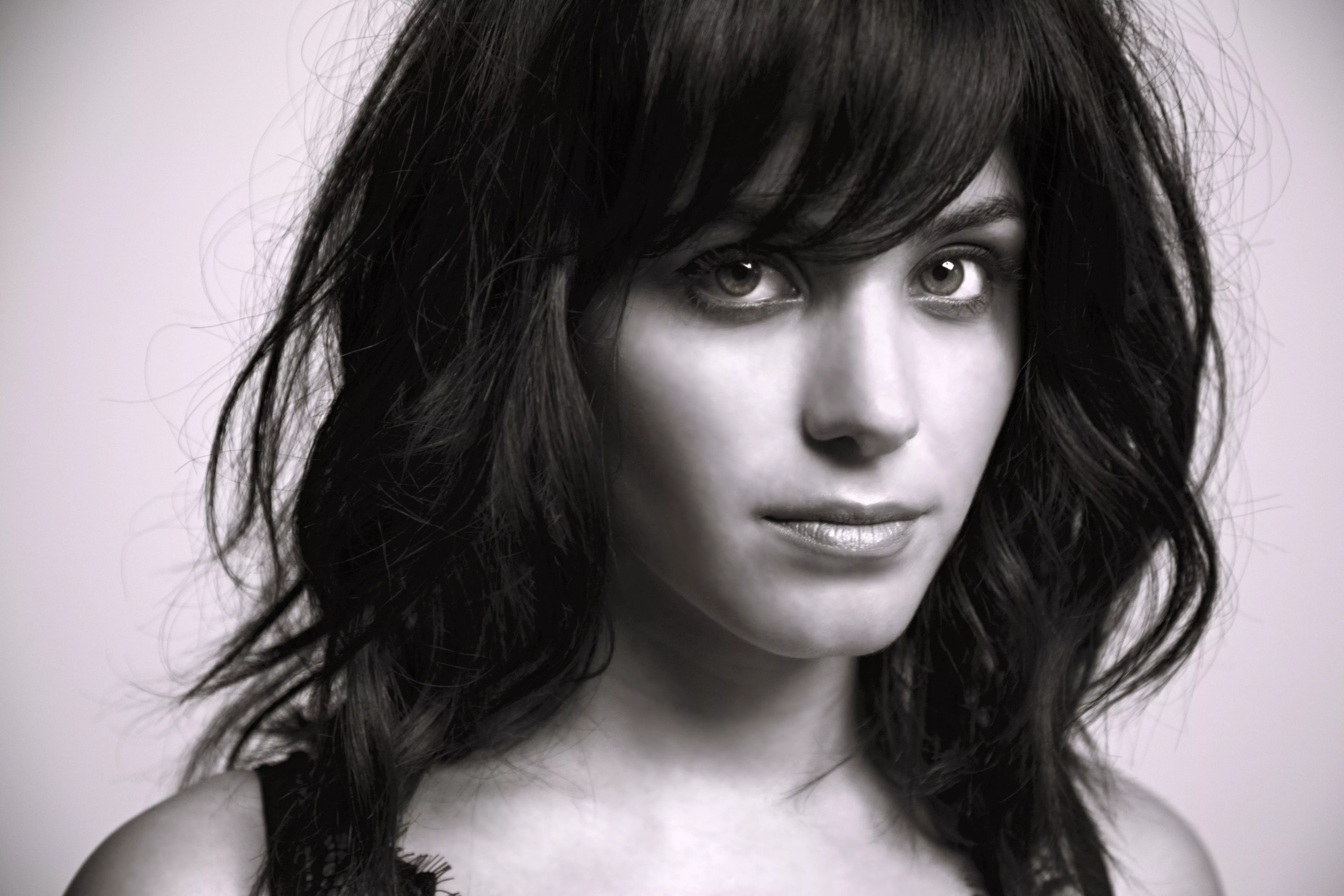 Download Black & White Brunette Face