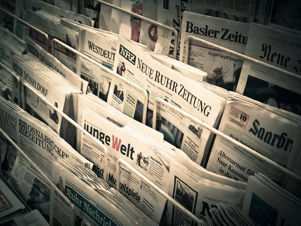 400,Free Newspaper Background