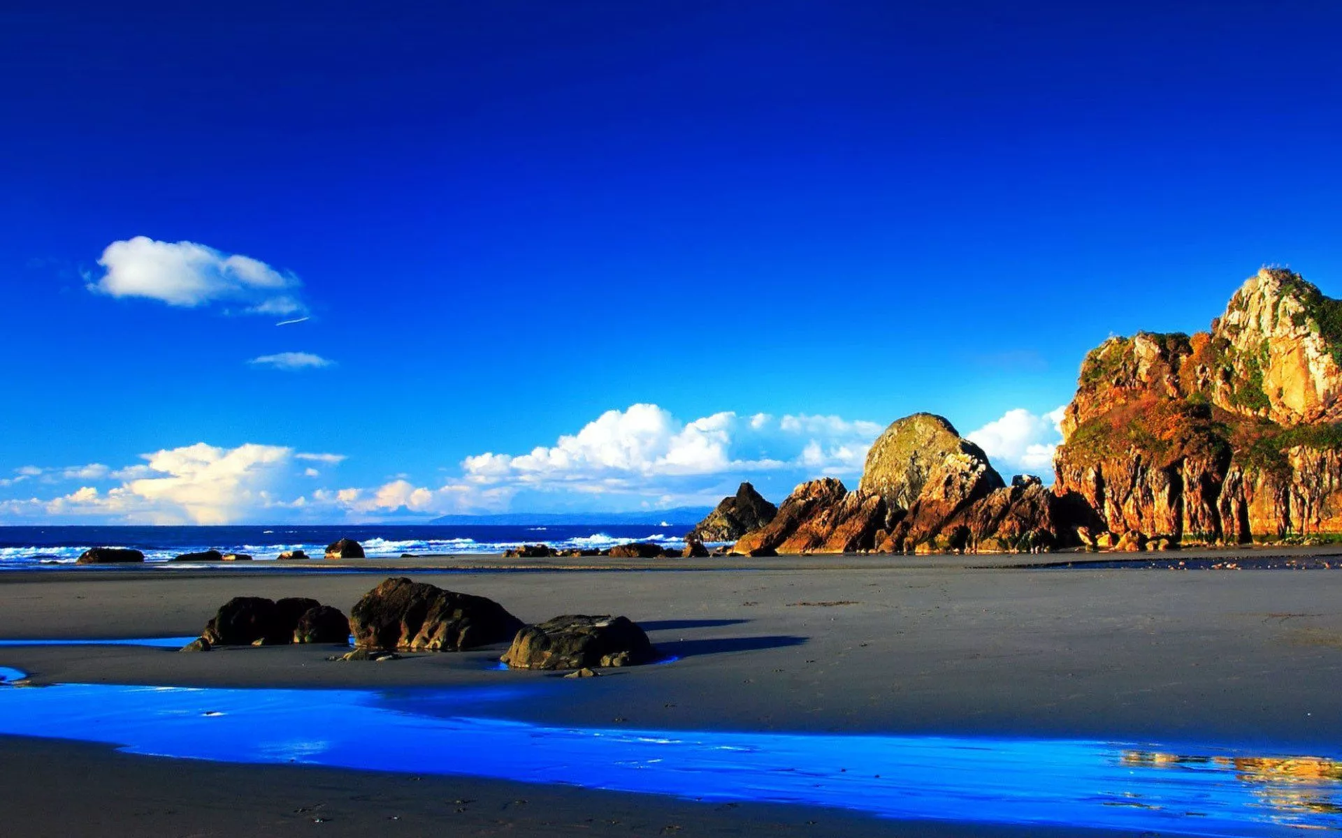 Serene Coastal Bliss: HD Wallpaper