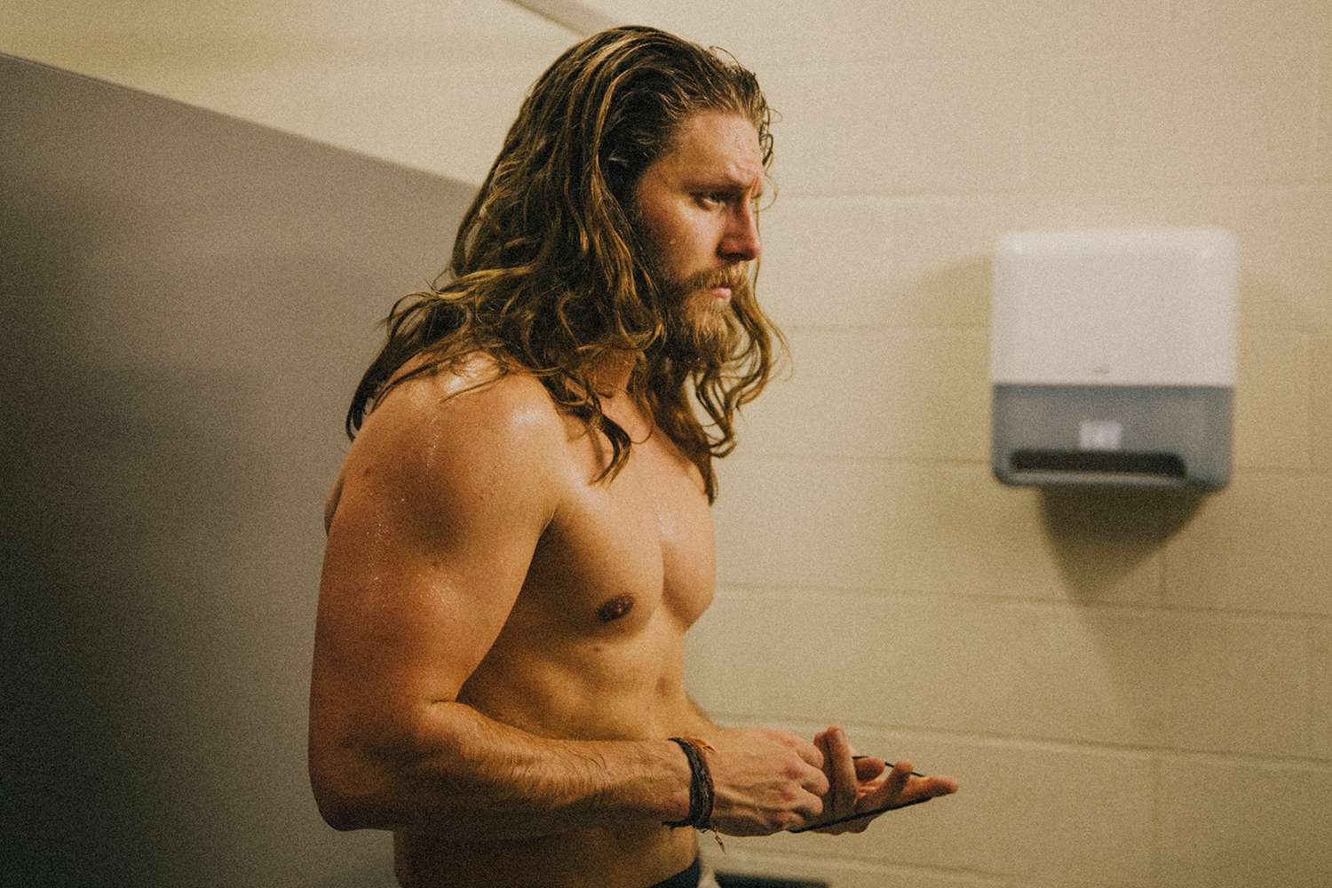 Warren Zeiders' Shirtless Photo Leaves