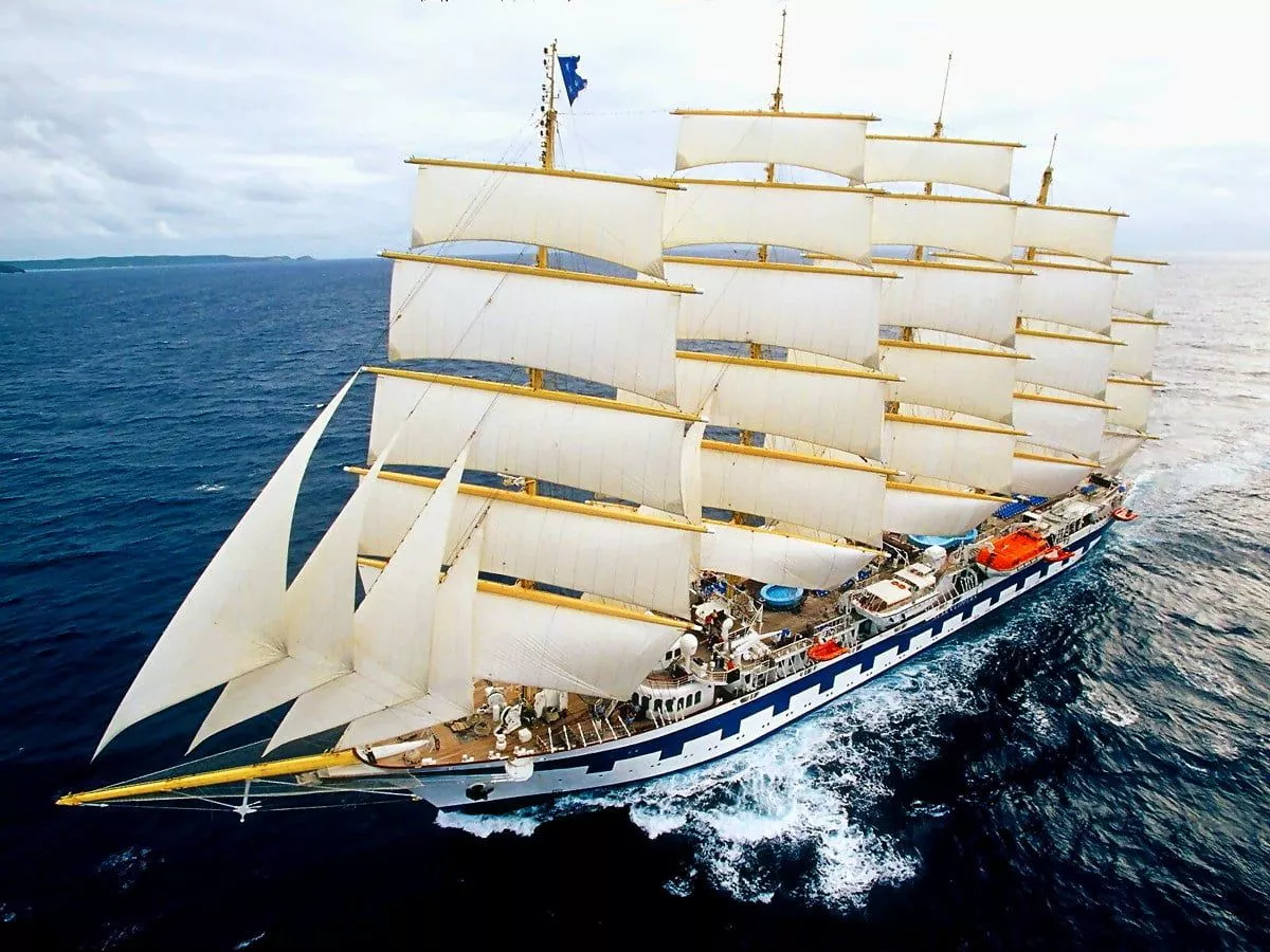 4K Sailing ship wallpaper