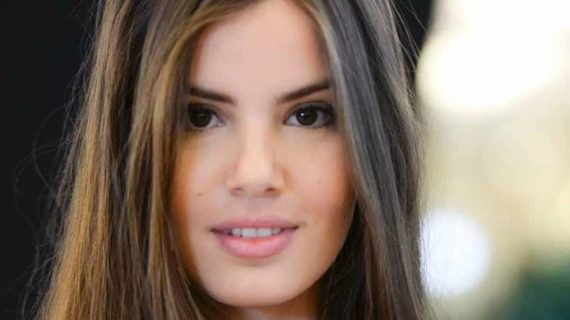 Camila Queiroz posta vídeo de lingerie