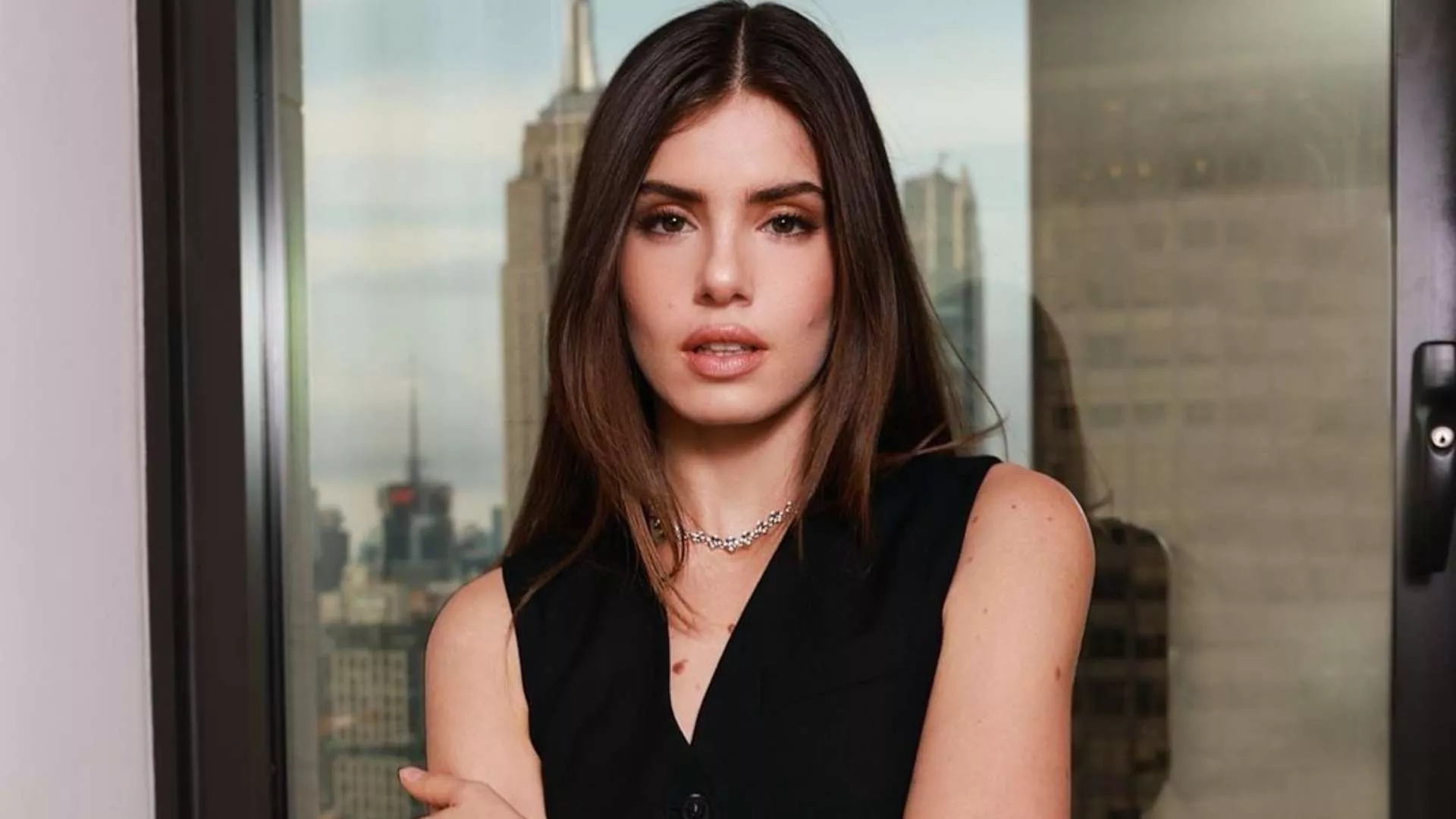 Camila Queiroz ousa com all black