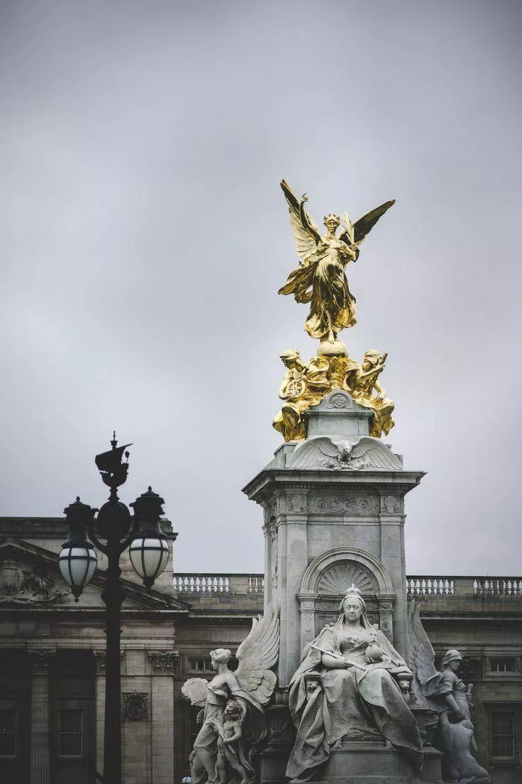 Download Buckingham Palace Sculpture