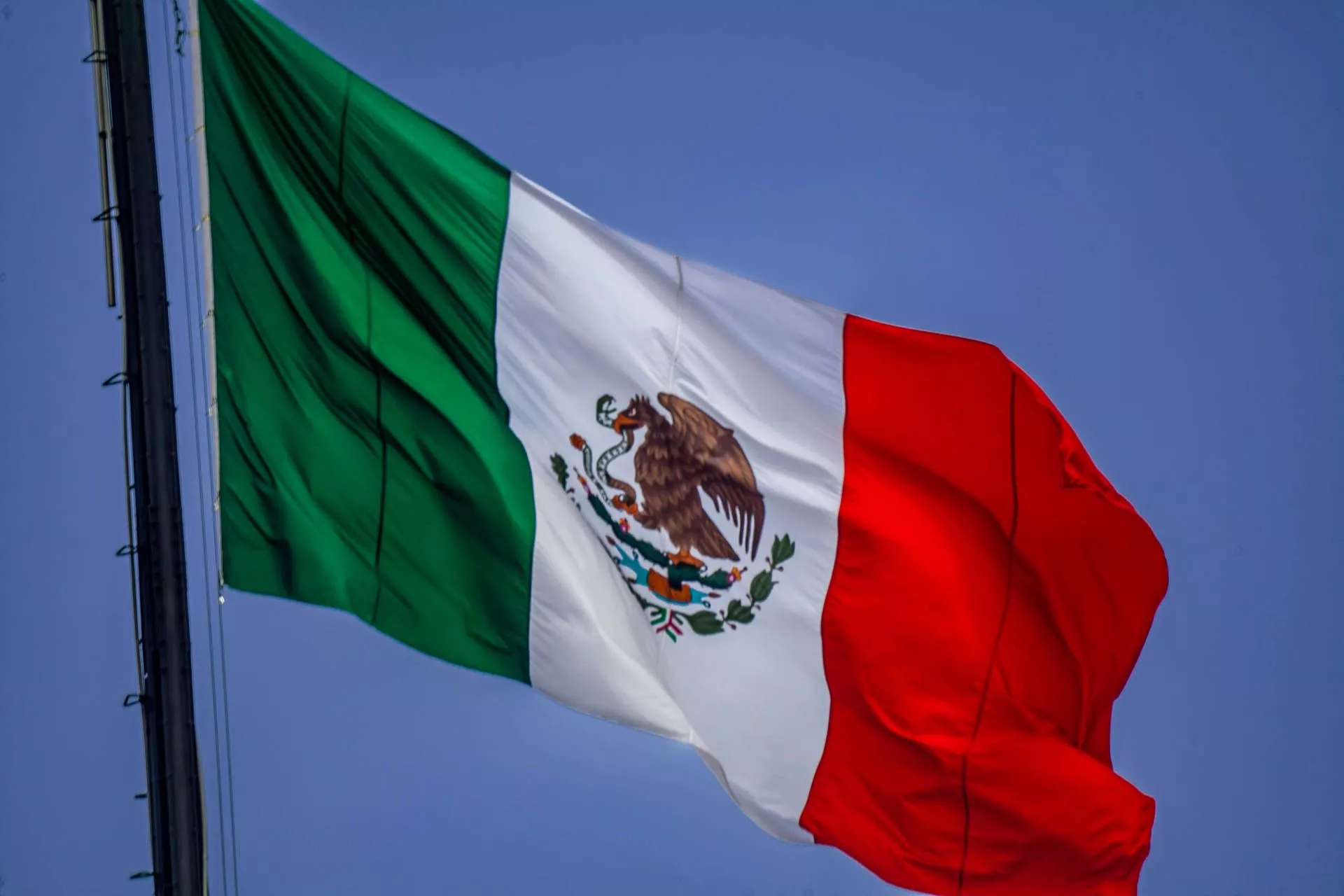 Download Majestic Mexico Flag Wallpaper