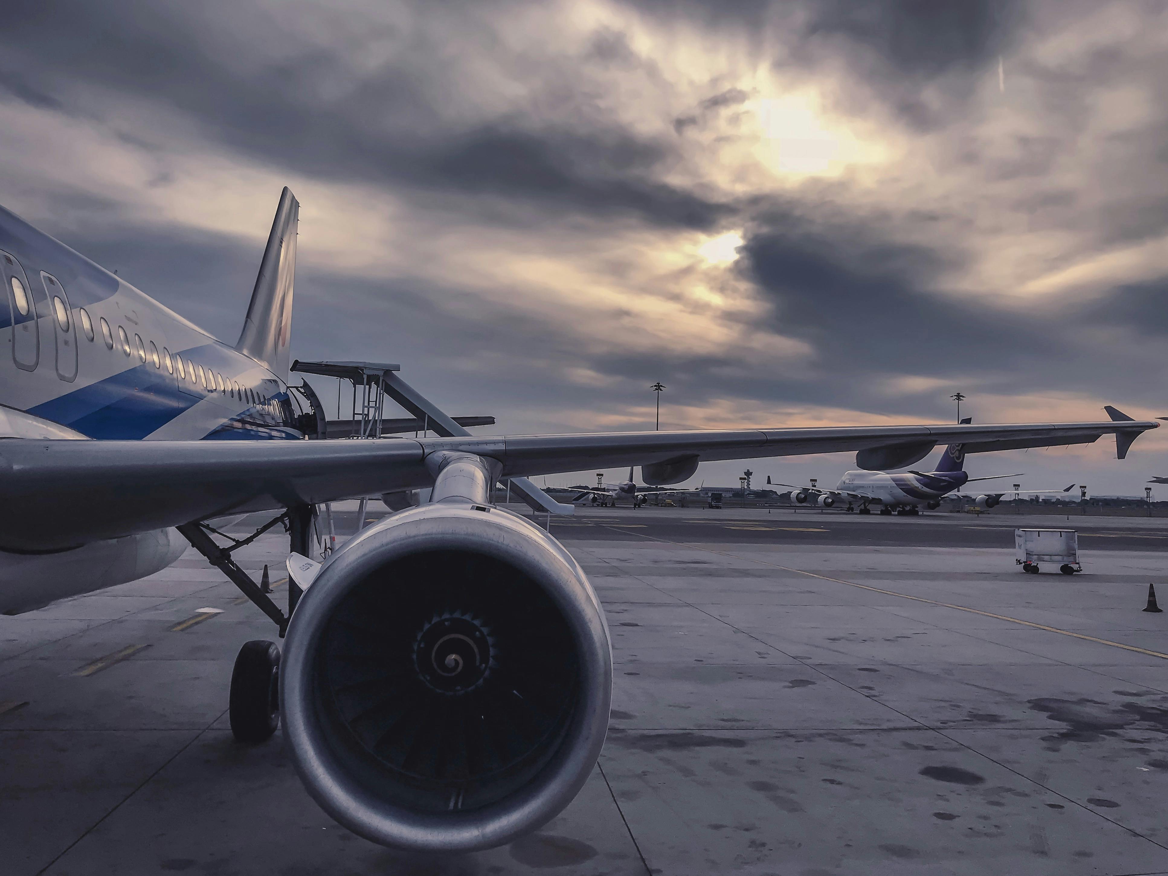 Gray Airliner · Free