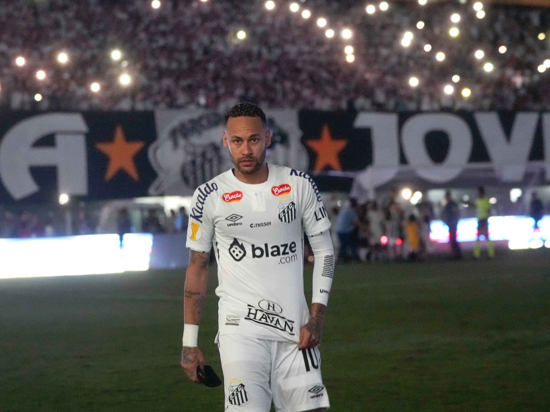 Neymar plays for Santos in emotional