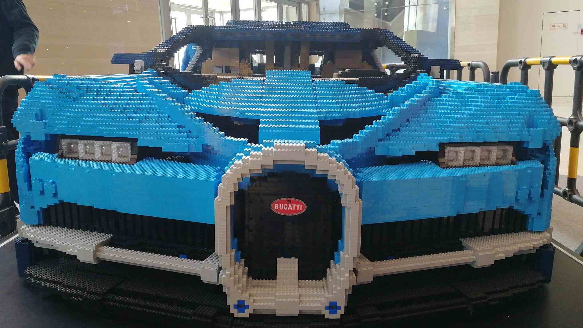 Young Chinese makes Bugatti of LEGO