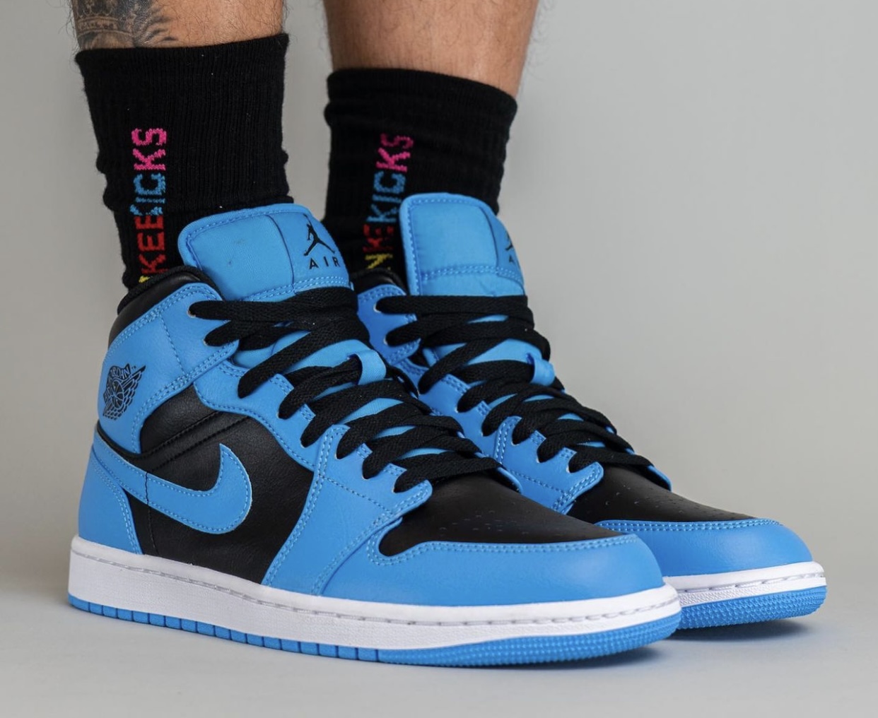 Air Jordan 1 Mid University Blue DQ8426