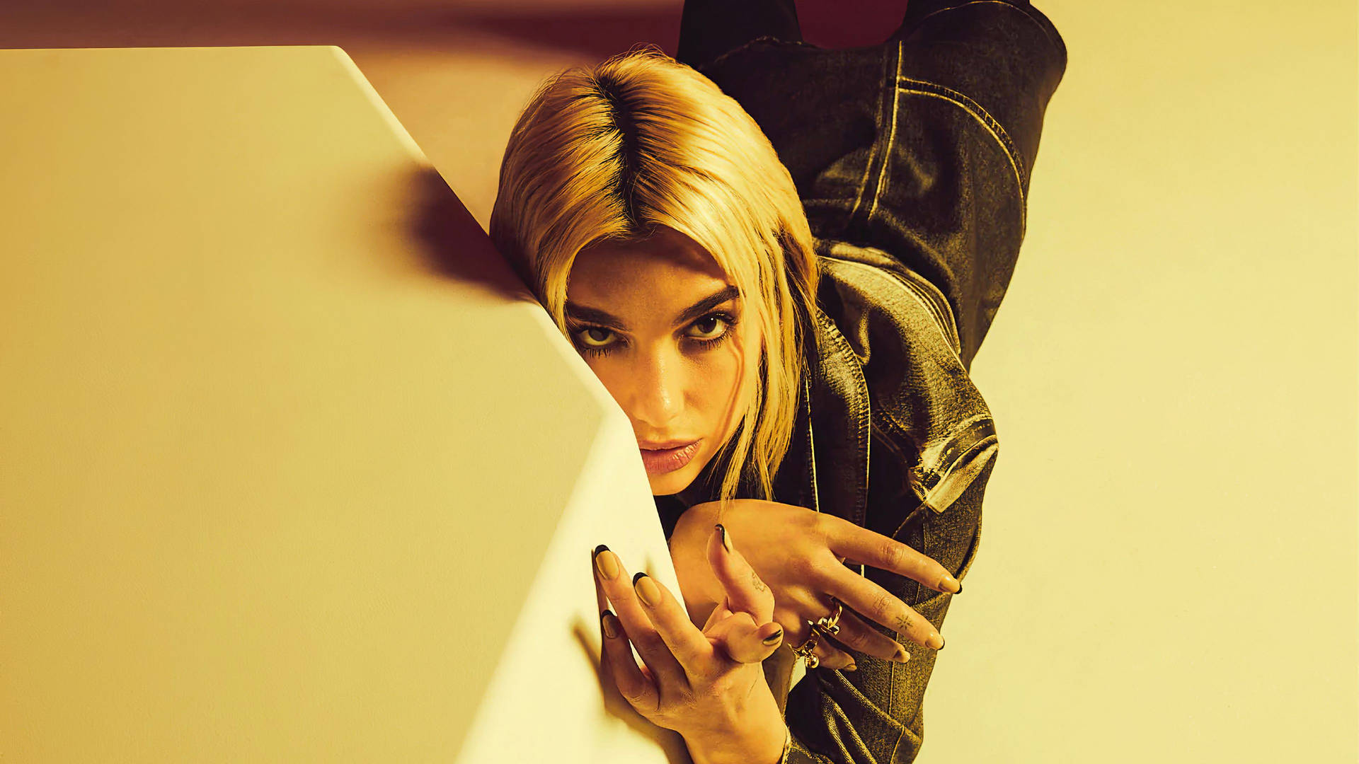 Dua Lipa 4k With Her Short Blonde Hair