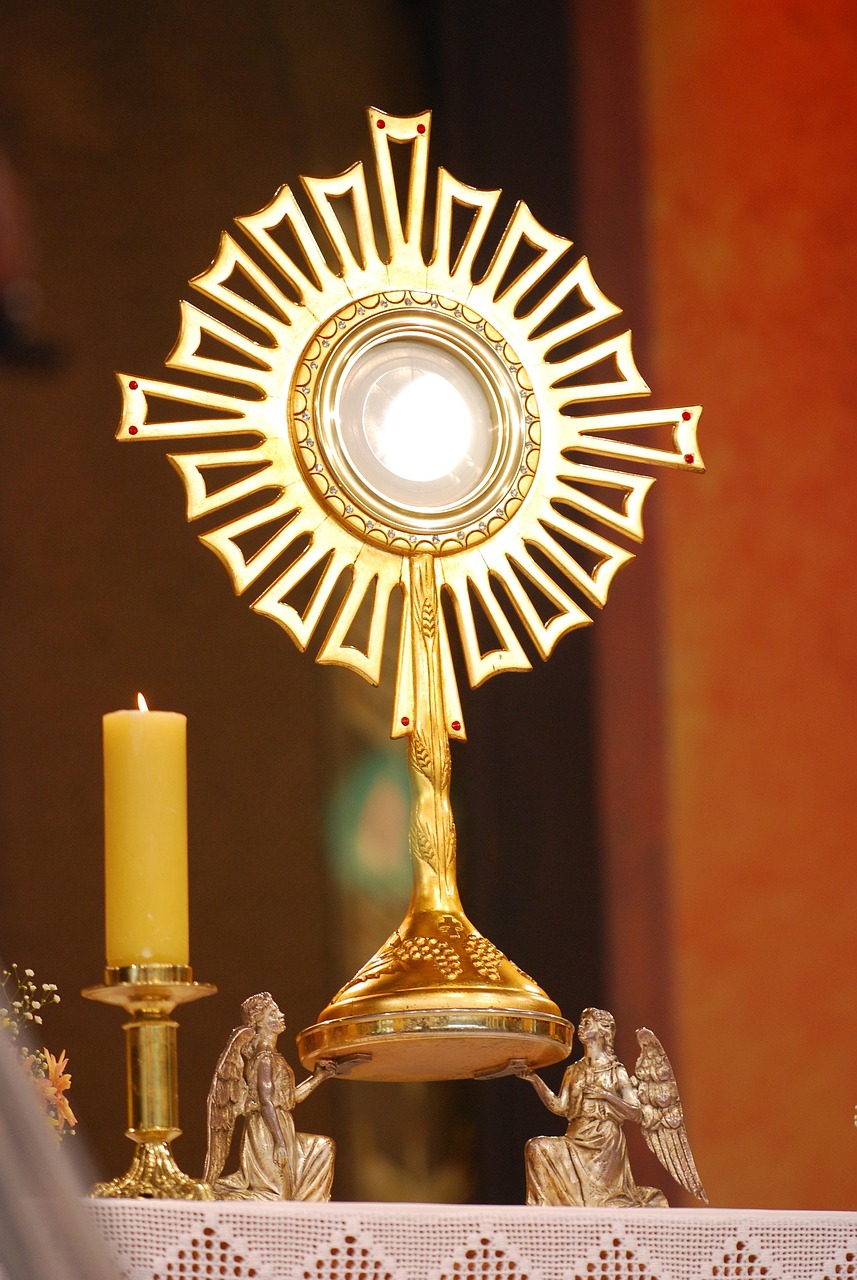 Free Monstrance & Eucharist Image