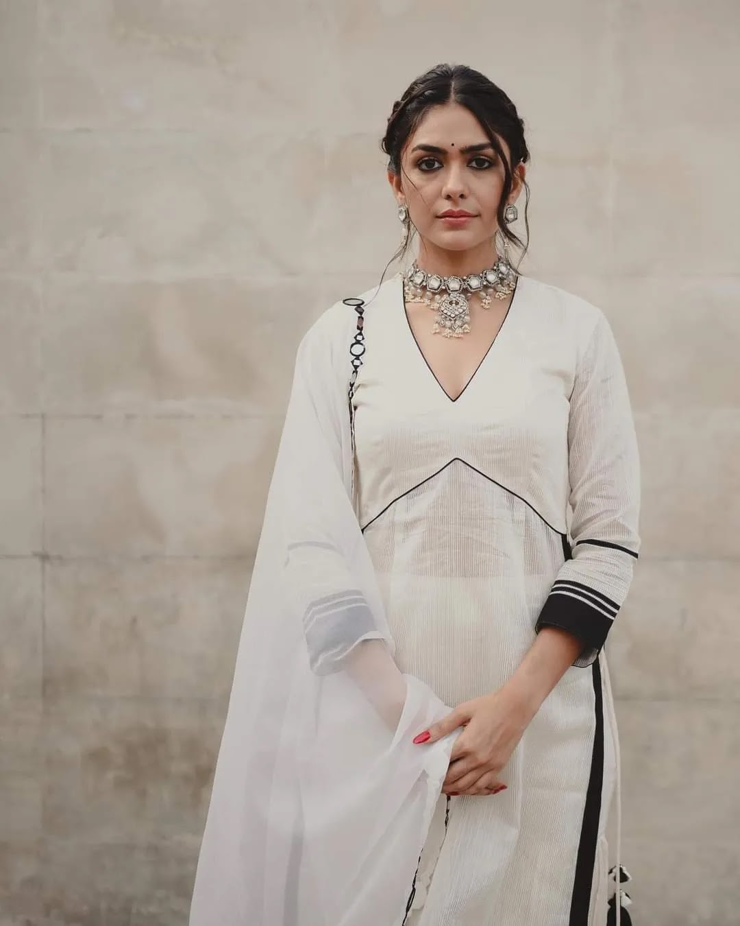 Mrunal Thakur HD Photo, latest stills