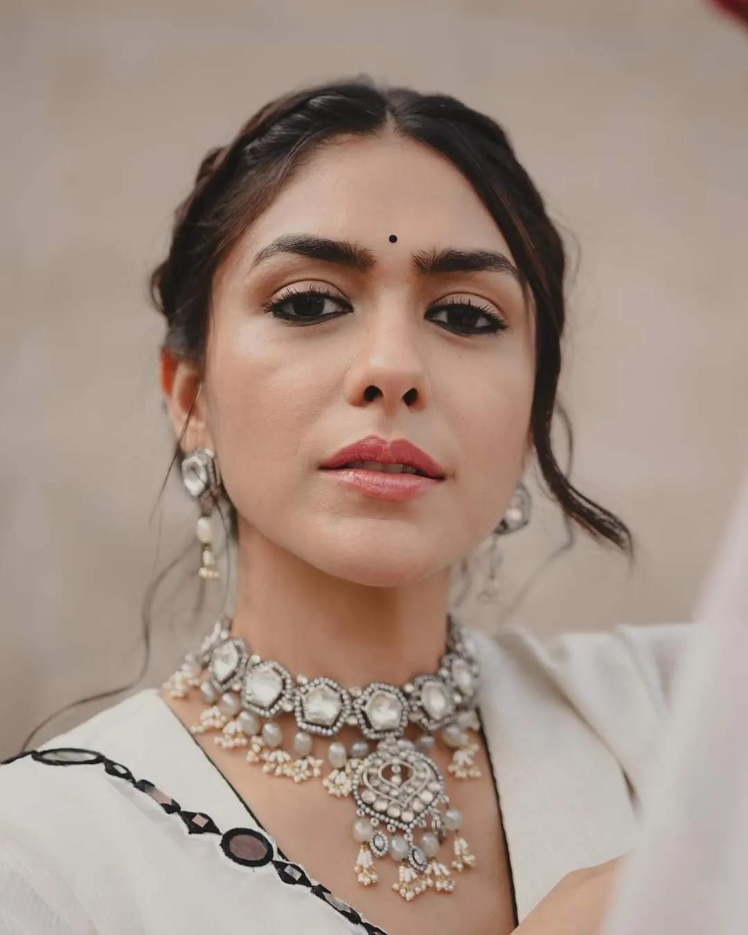 Mrunal Thakur HD Photo, latest stills