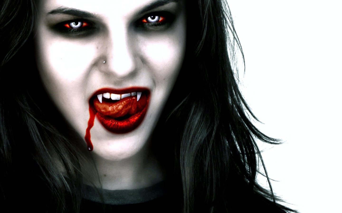 Bloody vampire girl Desktop wallpaper