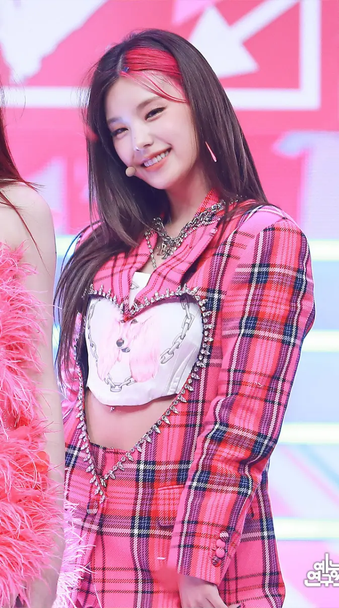 Yeji Itzy loco stage wallpaper