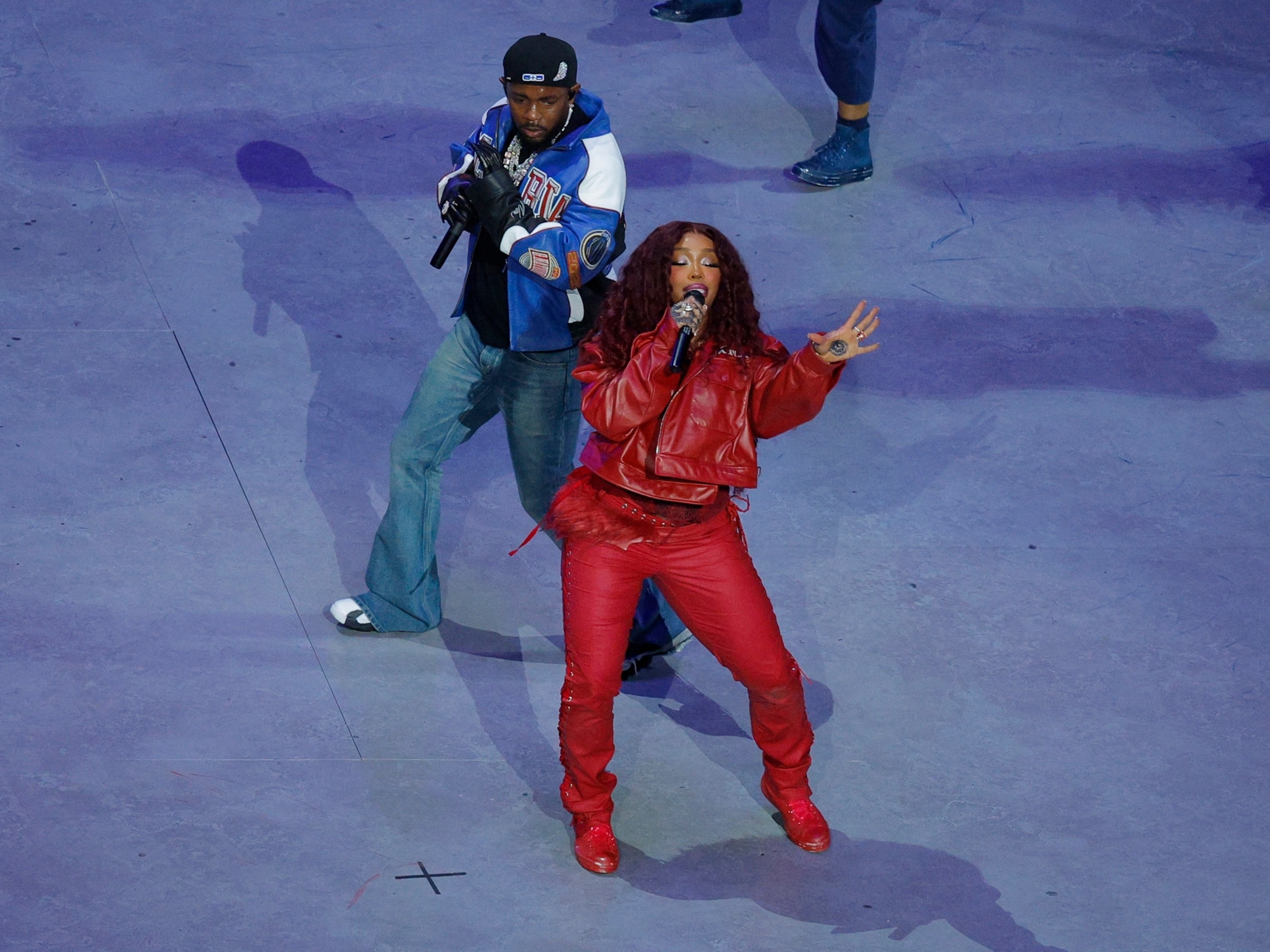 Kendrick Lamar plays hit songs at Super