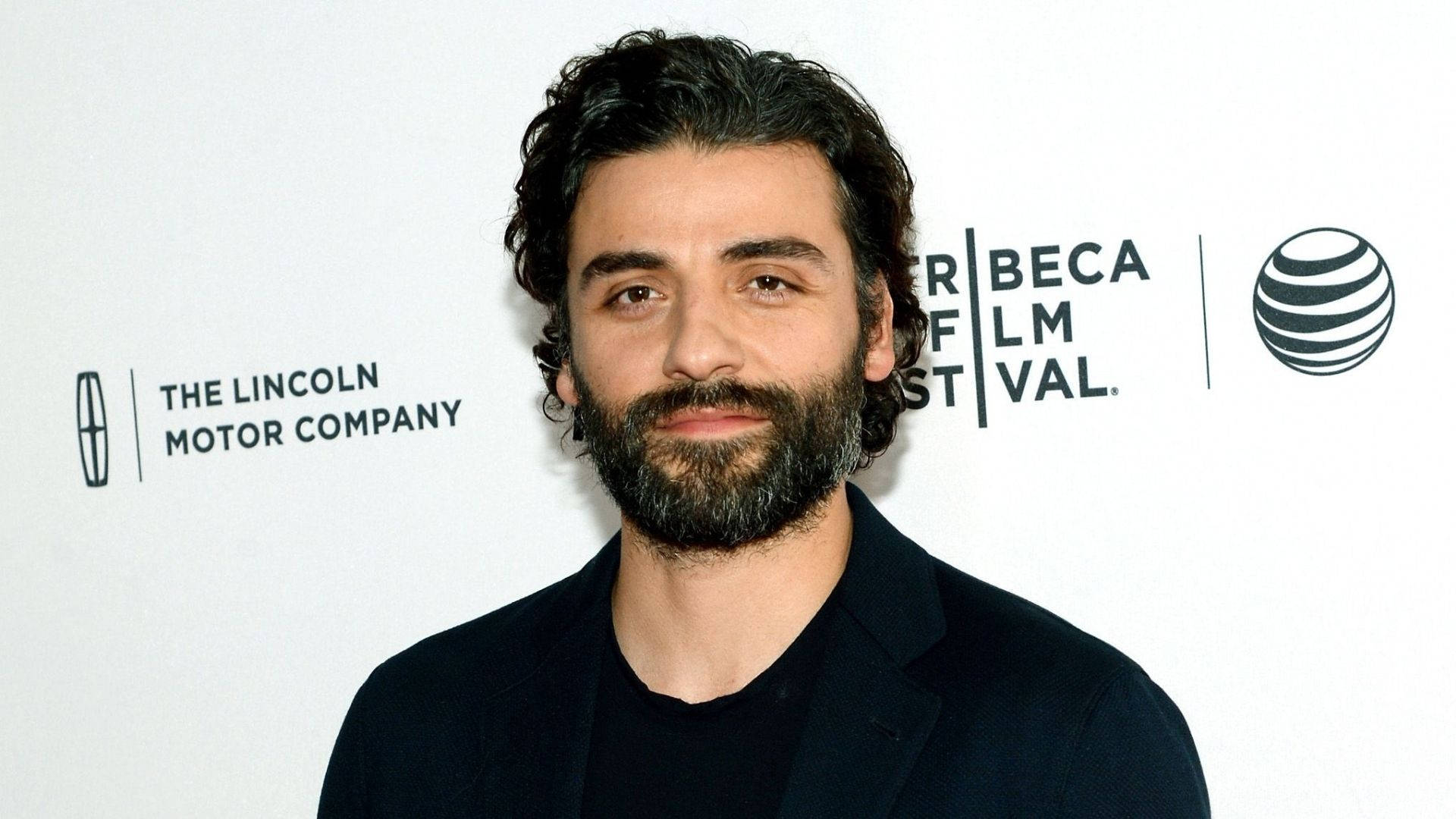 Appealing Actor Oscar Isaac Wallpaper