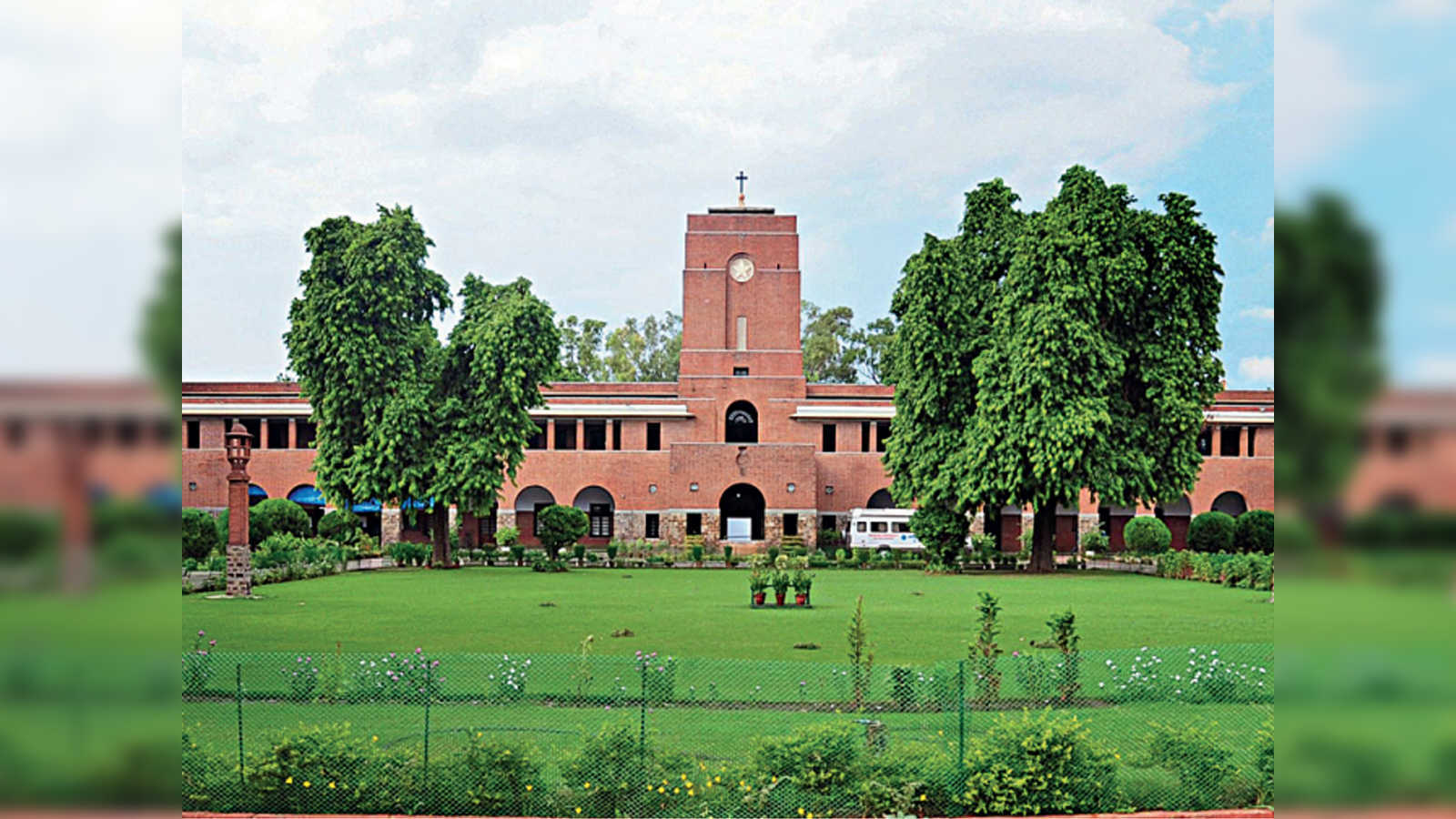 Delhi University to open for final year