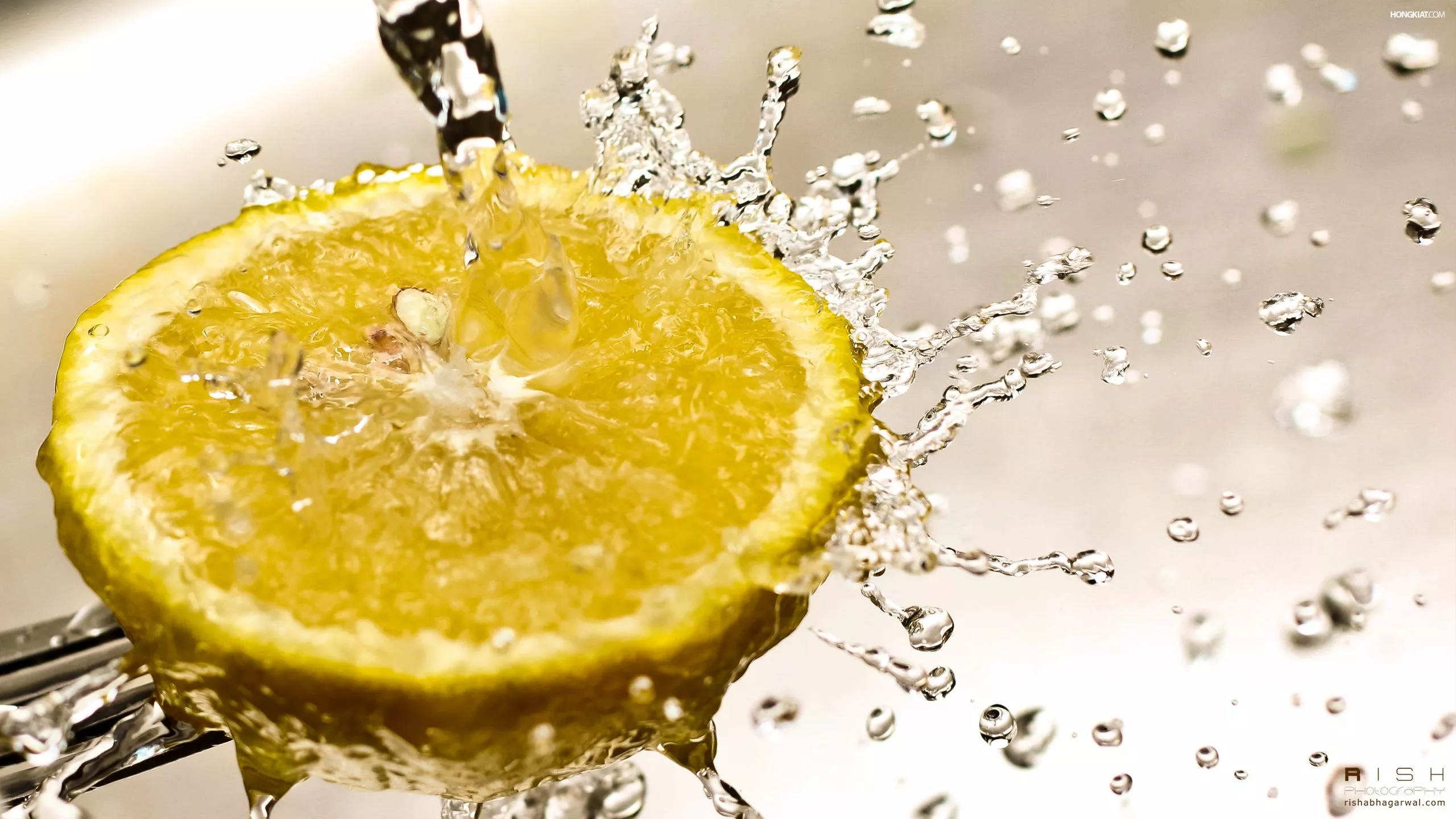 Splash of Lemon Wallpaper