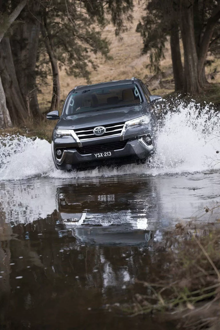 Toyota Fortuner Off Road River Driving