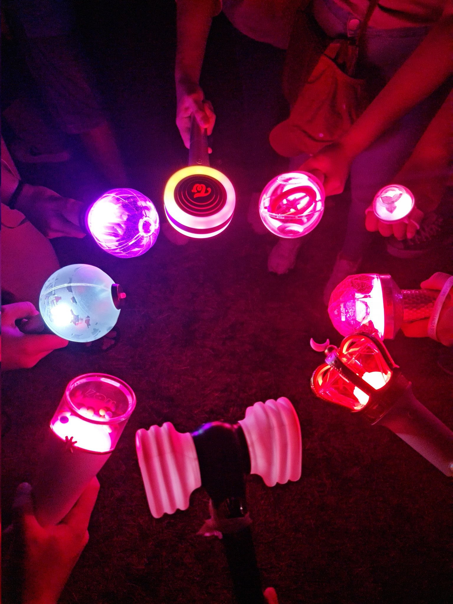 lightsticks !!!! #KPopStans4Leni