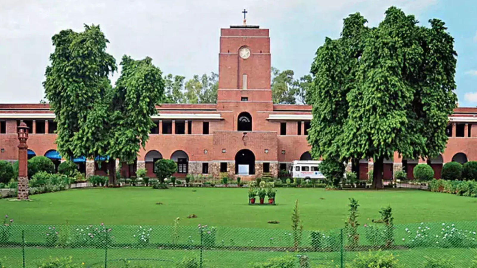 DU's fee hike decision sparks concerns