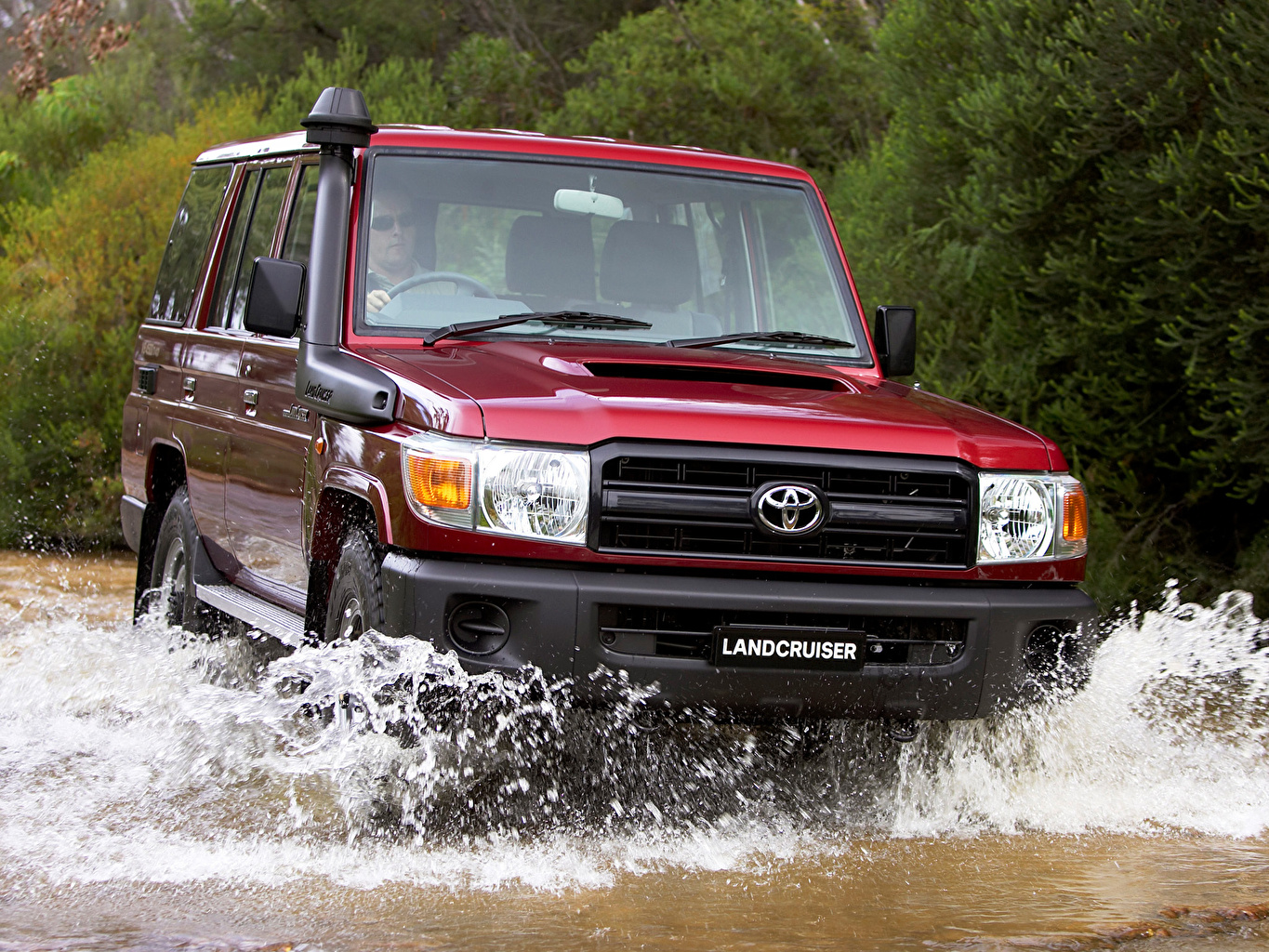 Photos Toyota Land Cruiser 76 burgundy