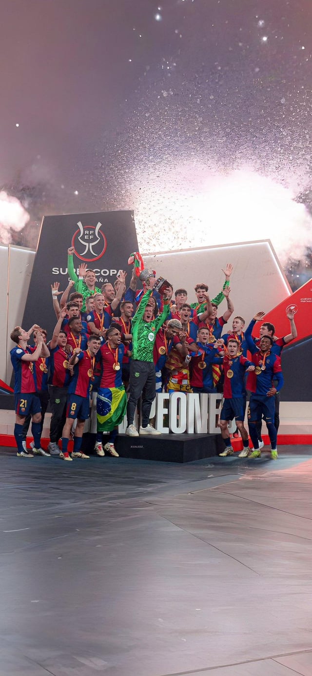WALLPAPERS. Supercup Trophy Lift