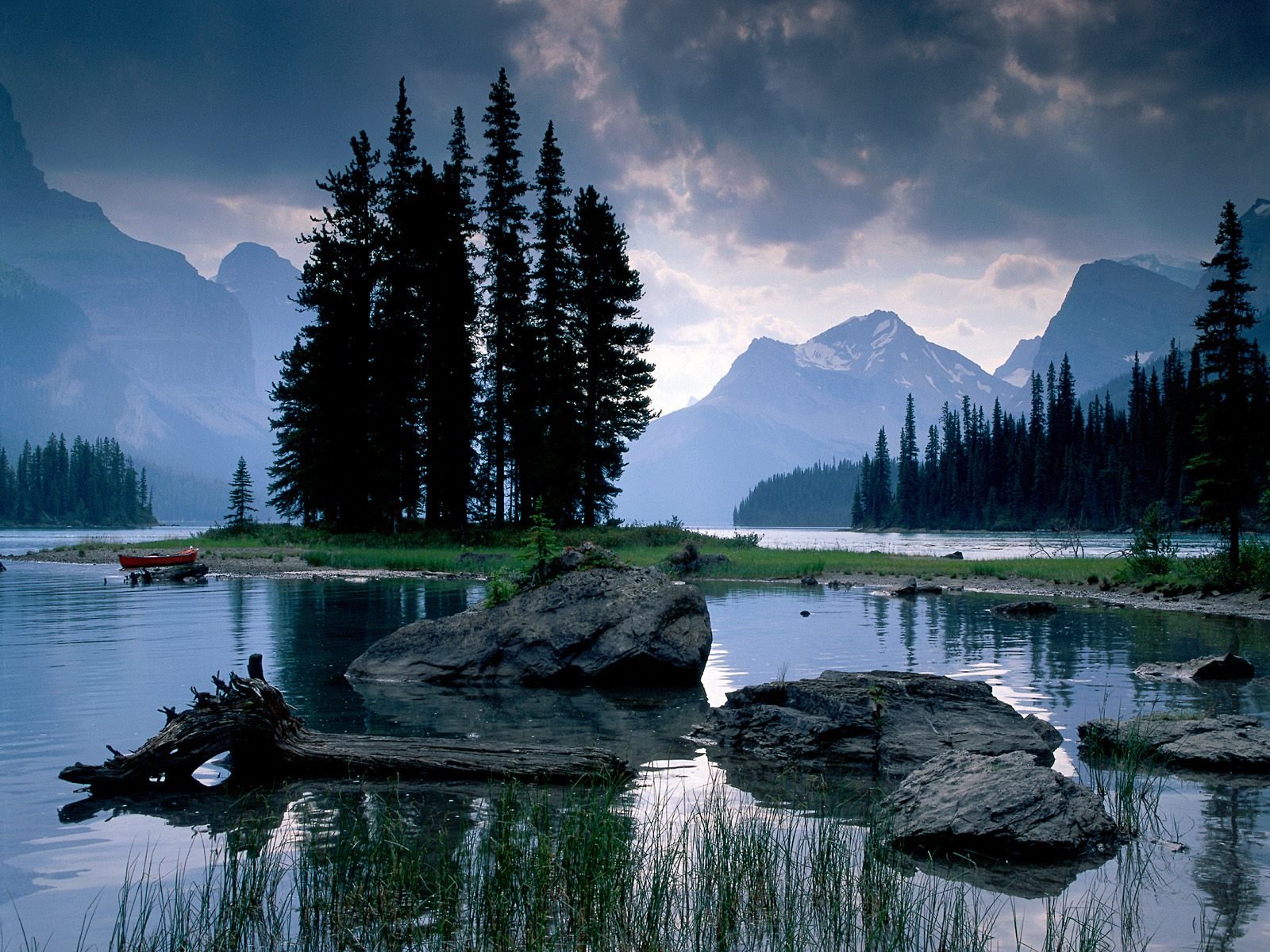 Serene Mountain Lake HD Wallpaper