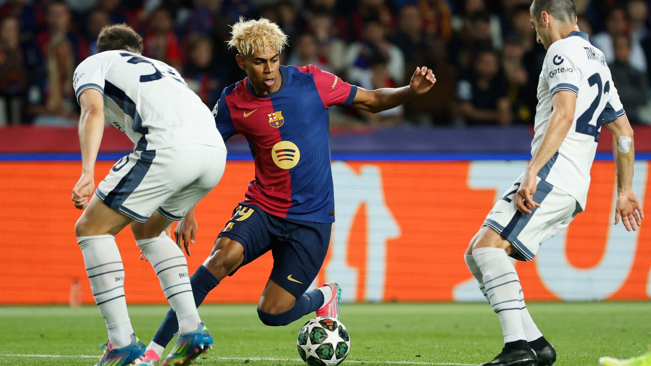 Barcelona teenager Yamal praised