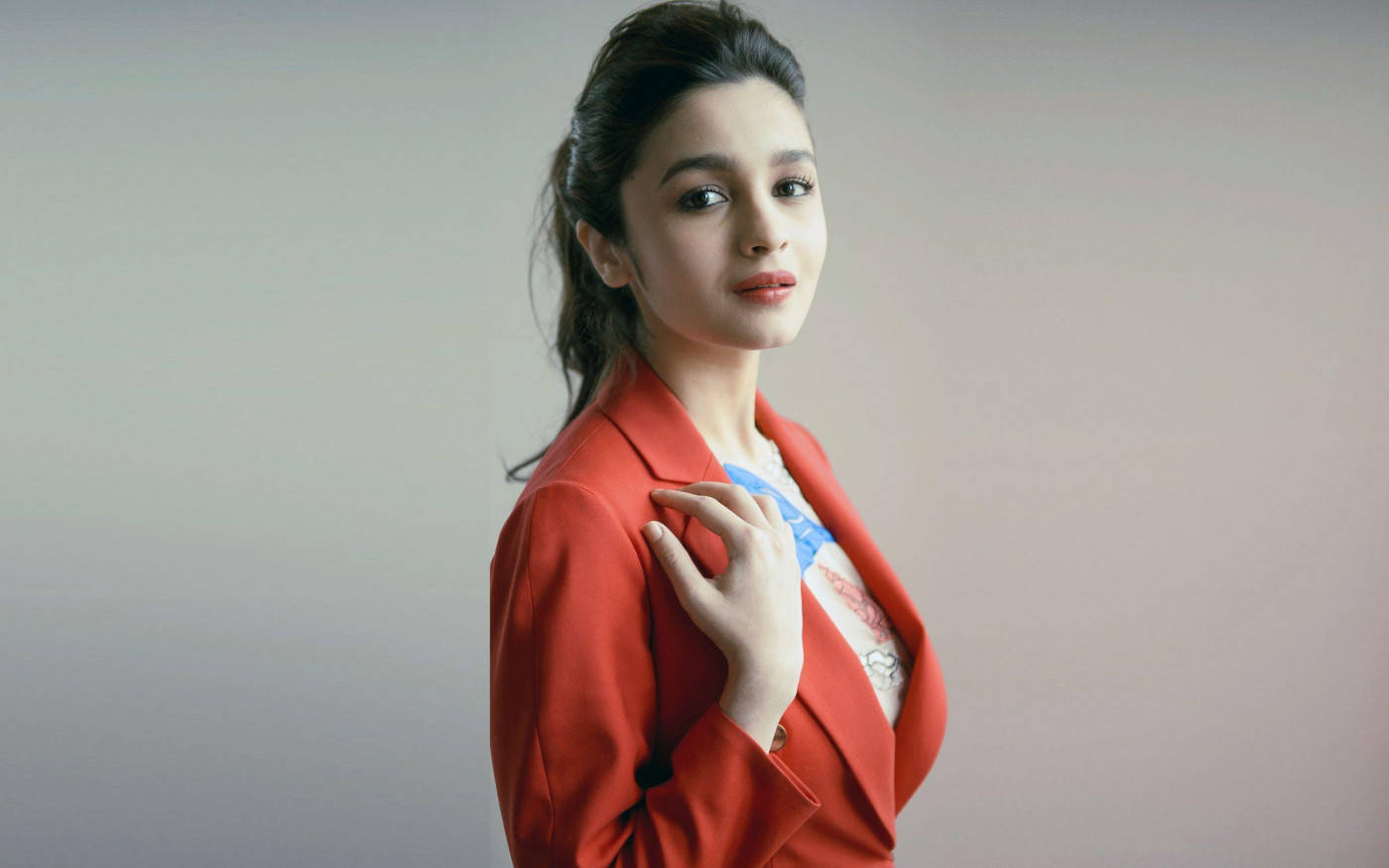 Download free Alia Bhatt HD Wearing A