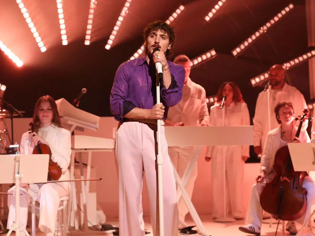 Benson Boone Makes Rare Move During